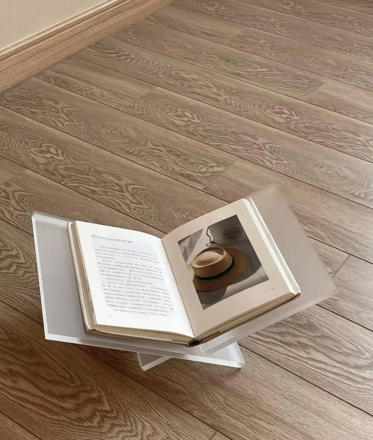 Floating Book holder clear plexiglass X shape acrylic book stand Display Racks For Home