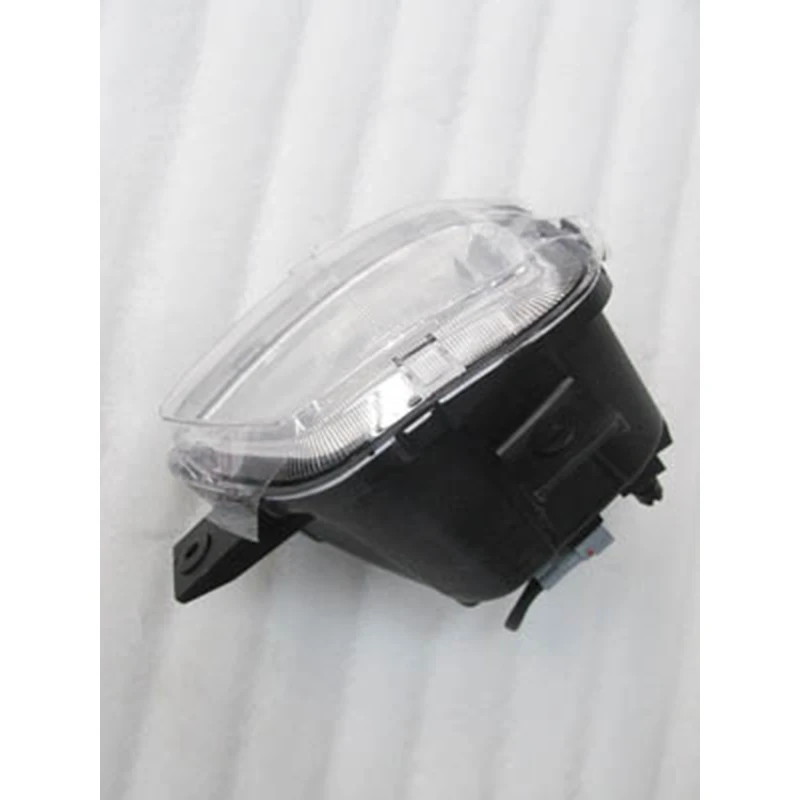 Полноприводной трактор FOTON-левая передняя противотуманная фара