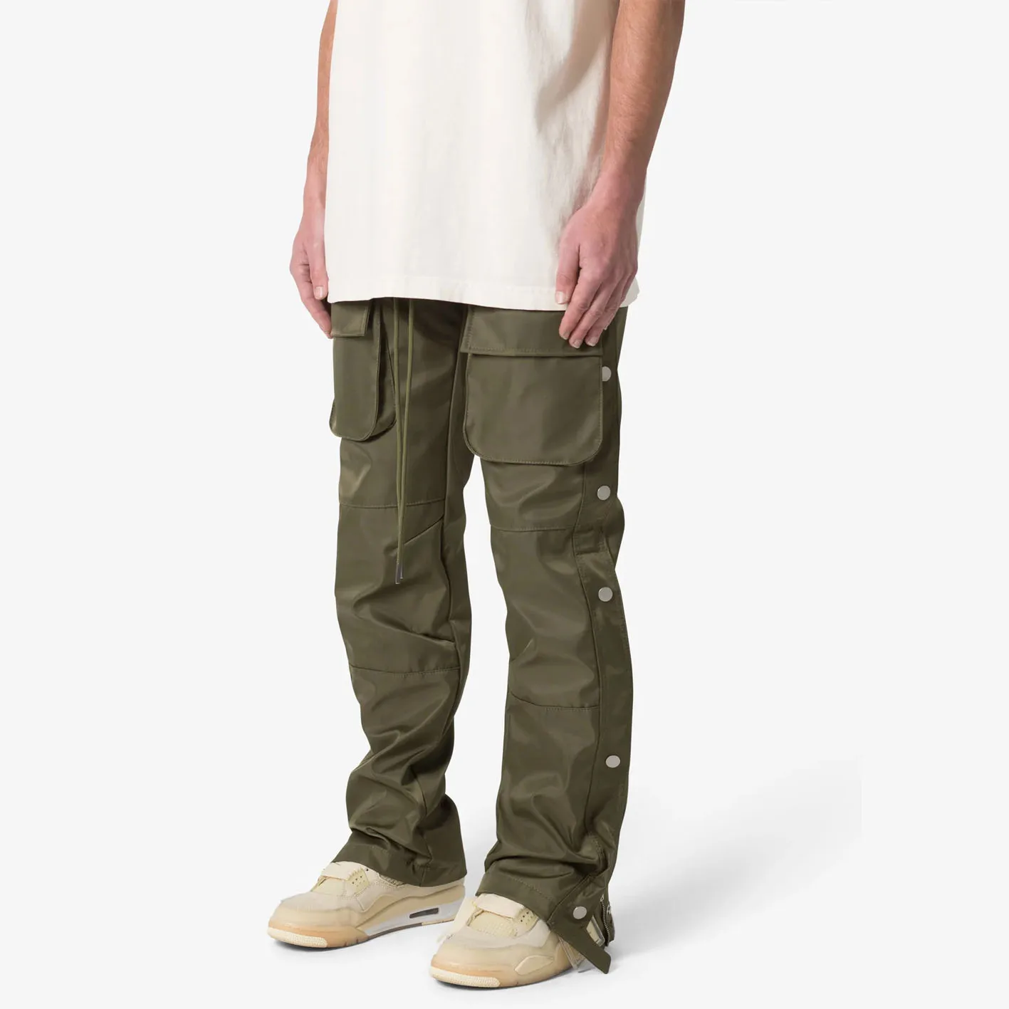 Factory Price Oversized Customized Baggy Fit Drawstring Side Snap Front  Cargo Pockets Nylon Stacked Men Parachute Pants
