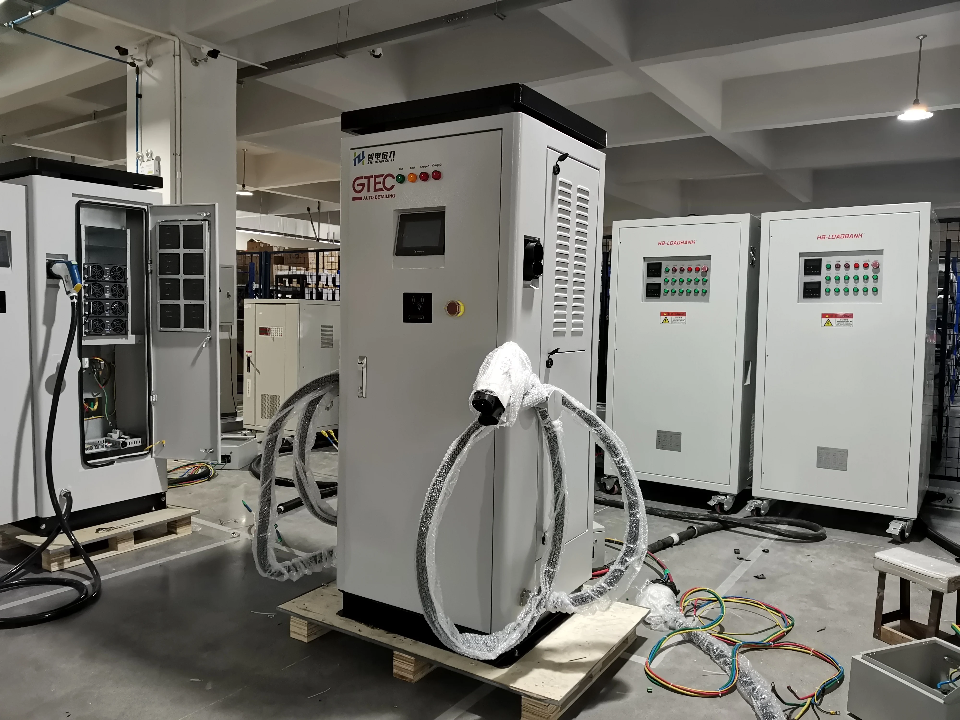 Солнечного коллектора GB/T EV зарядное устройство 60 кВт Одноместный пистолет для электротранспортного средства 0 - 200ADC 12 месяцев BESC-60KW ISO14001 Bluesy CN;ZHE IP 54 60KW