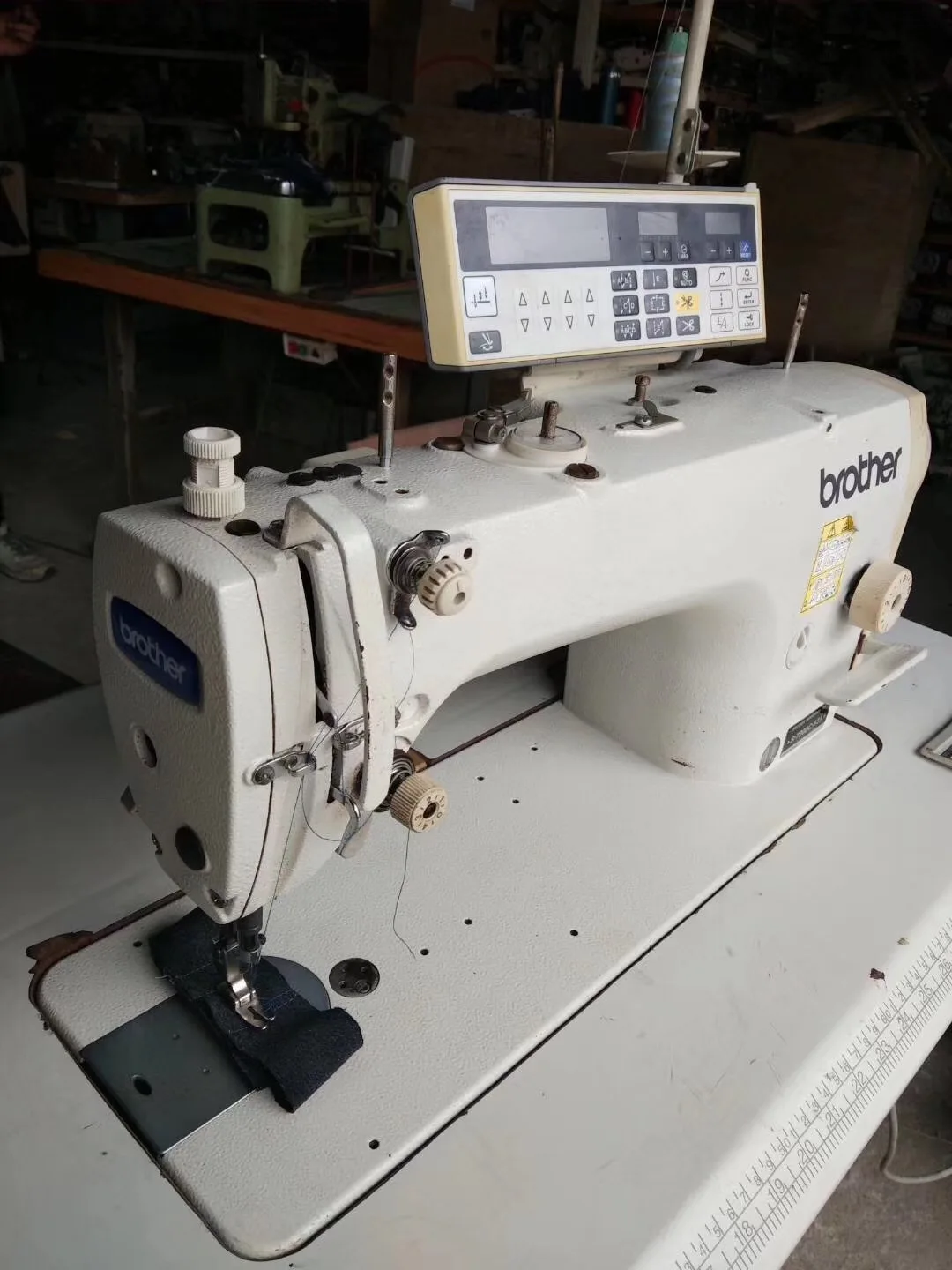 Одноигольная прямая швейная машина Brother 7200C с прямым приводом и резьбовым триммером промышленная замком