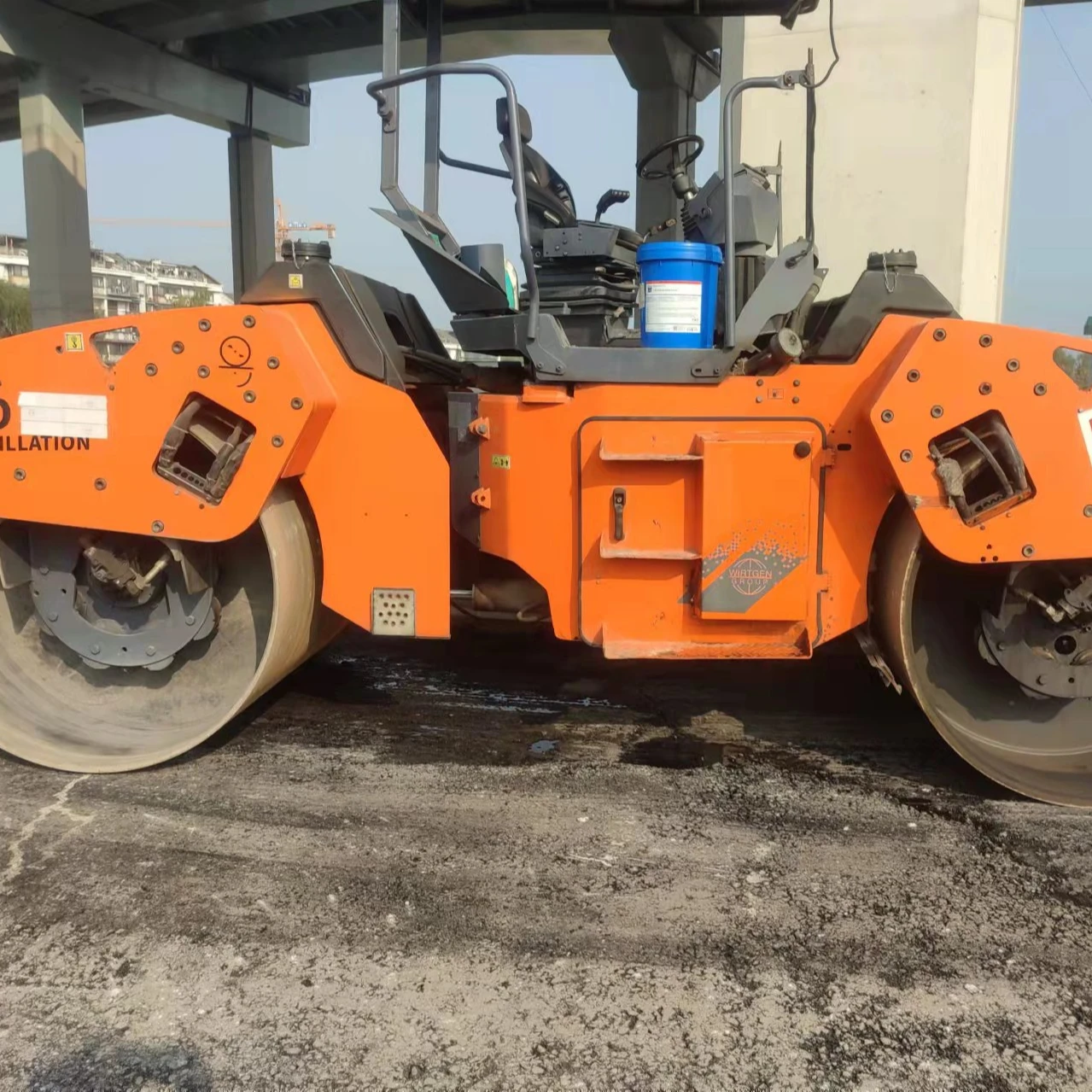 Подержанный Вибрационный Гладкий барабанный ролик Hamm HD120