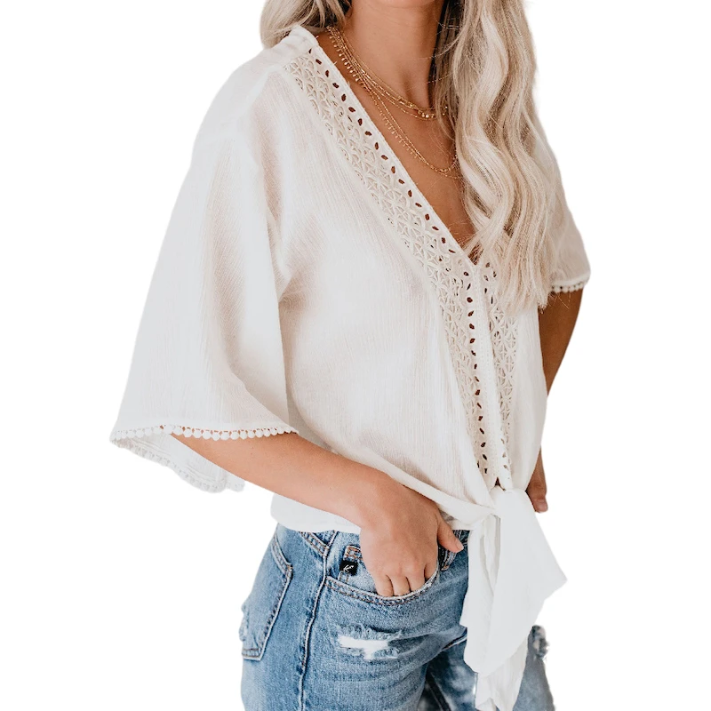 Женская блузка на пуговицах с глубоким V-образным вырезом