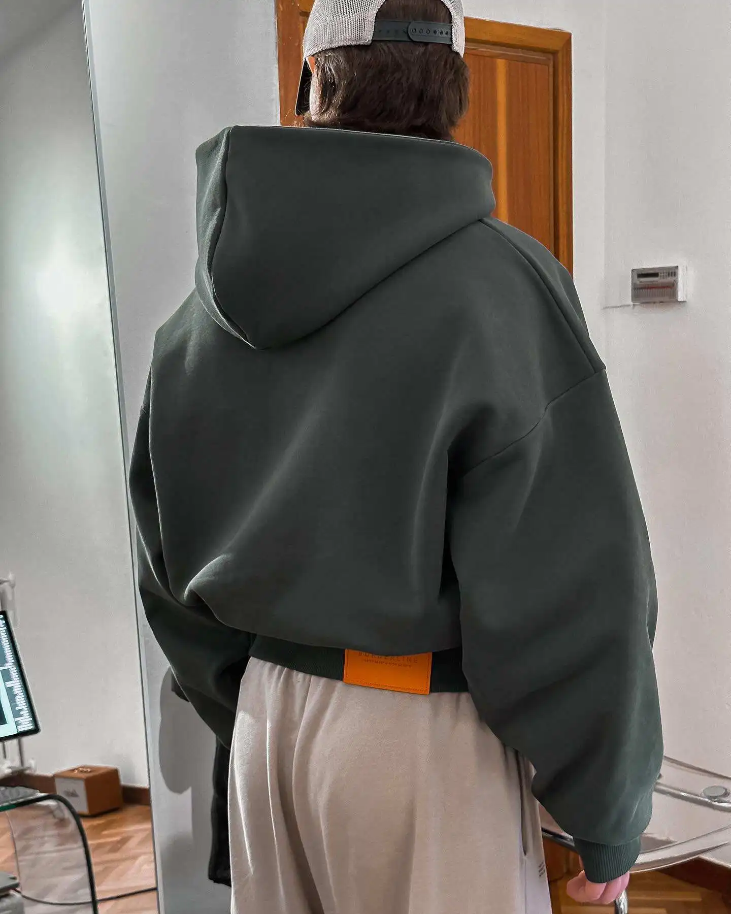 Topshow Custom Oversized Solid Color Blank Hoodies Unisex Drop Shoulder Heavyweight 700Gsm Cotton Cropped Hoodies
