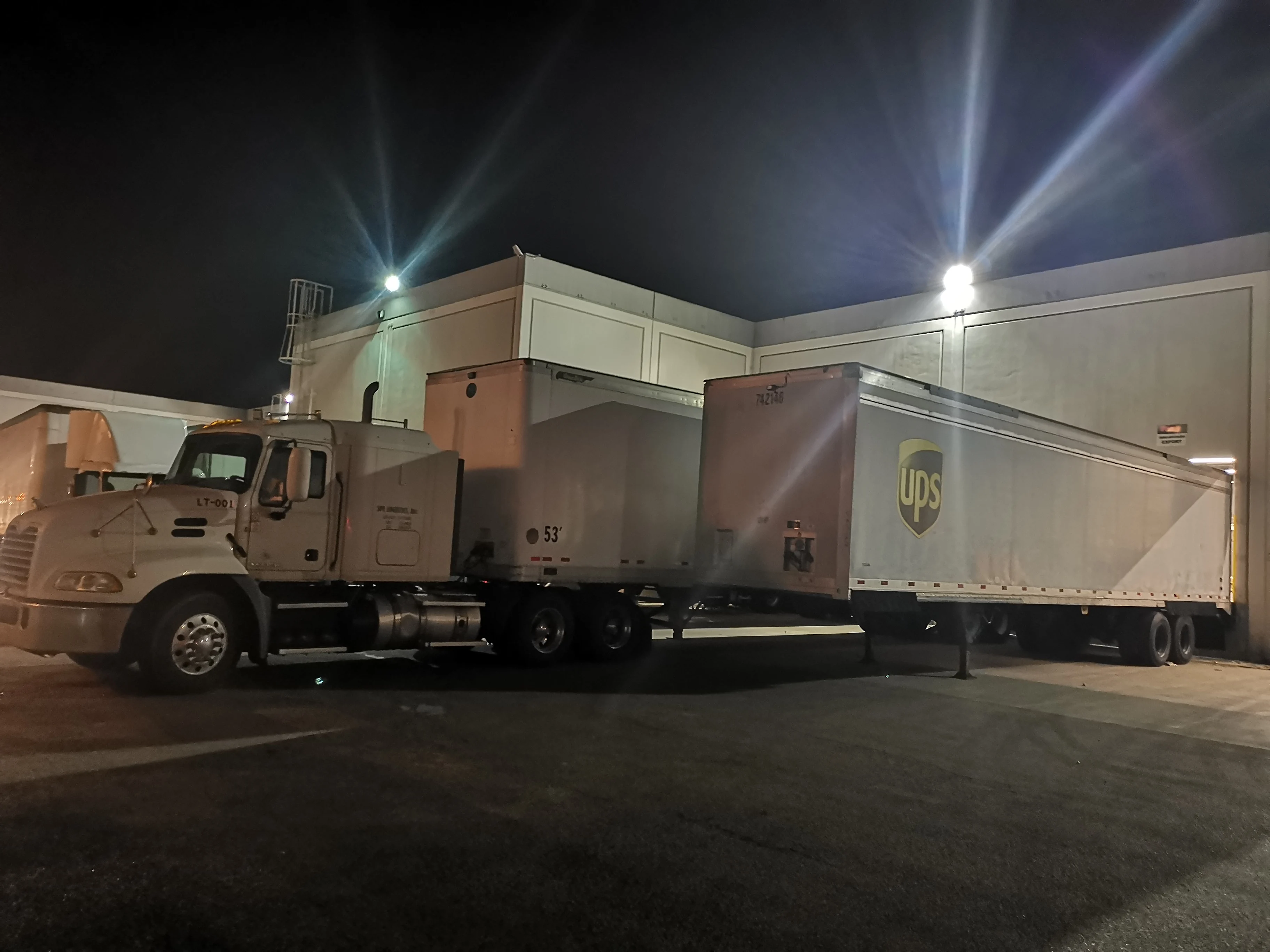 Freight forwarders use the cheapest and fastest DHL UPS fedex from China to the United States