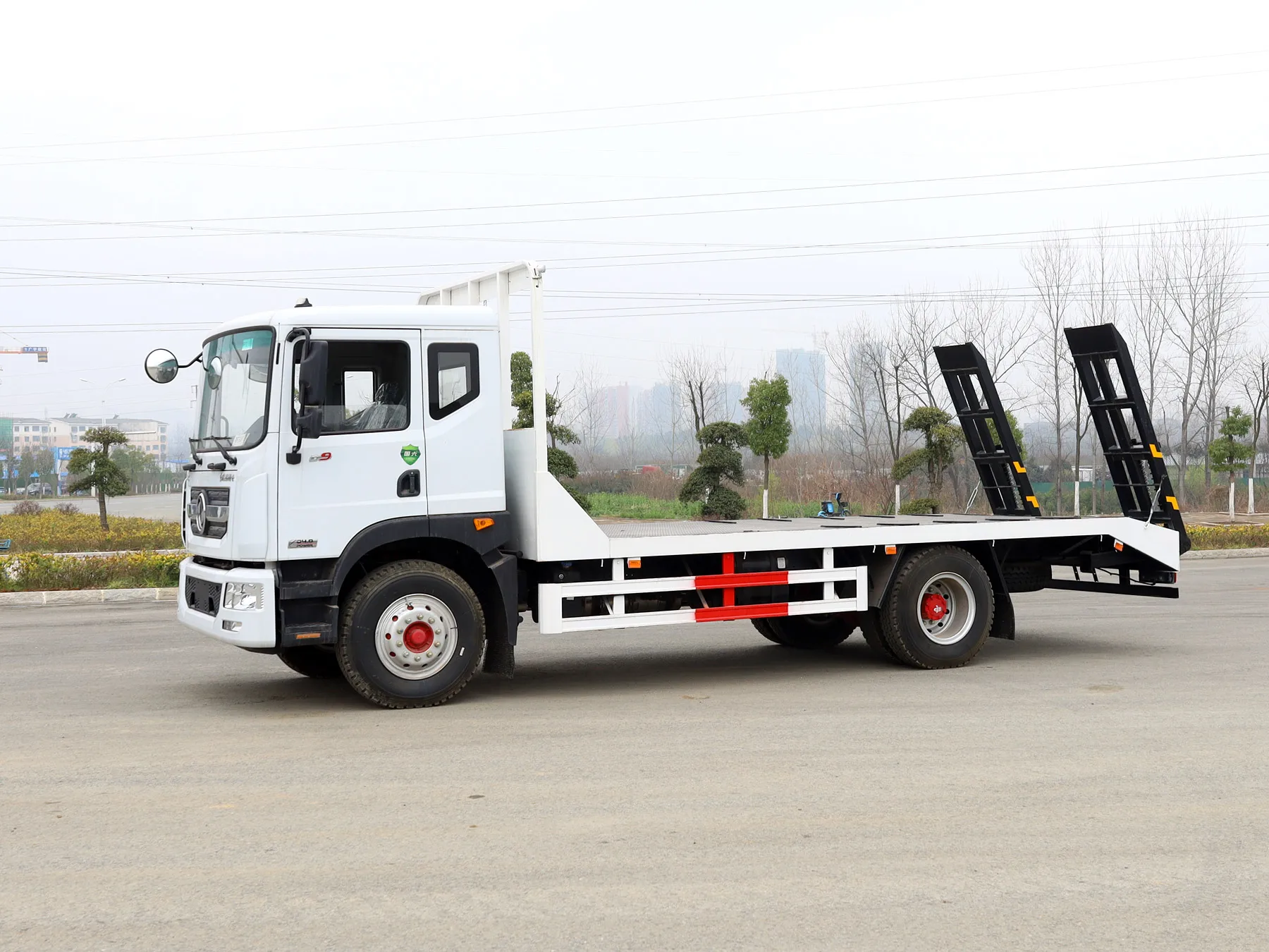 Dongfeng D9 4X2 грузовик с платформой и задней металлической лестницей для погрузки автомобиля продажи в