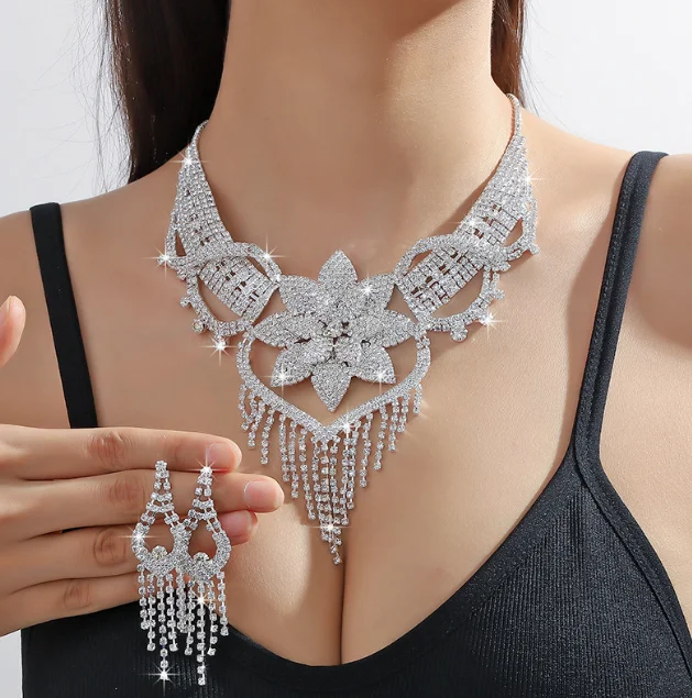 Factory direct sales fashion exaggerated claw chain rhinestone necklace earring set dinner party full diamond necklace for women