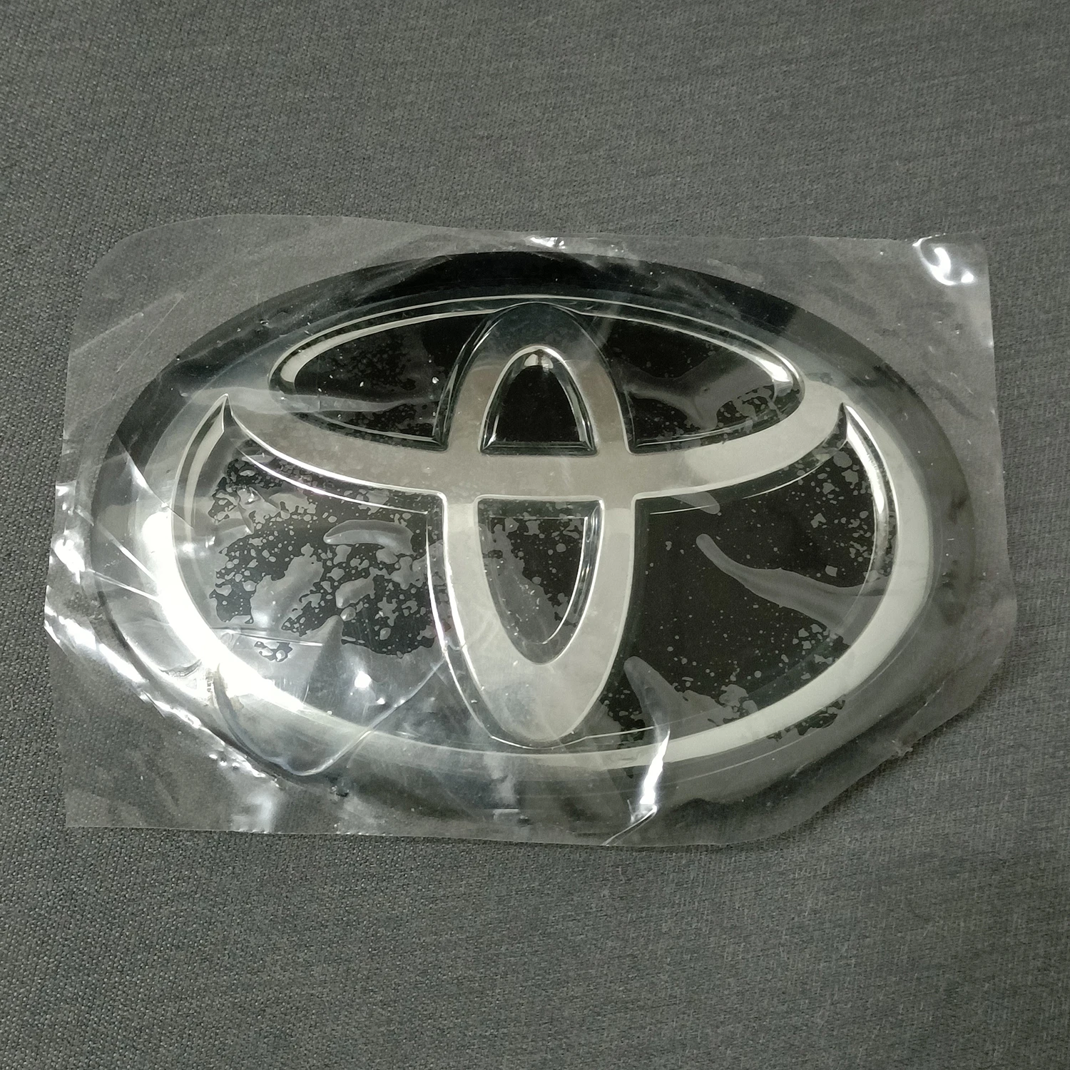 Emblem applicable to Toyota camry, avalon, Highlander, Seinna Emblem part number 53141-33130/33140