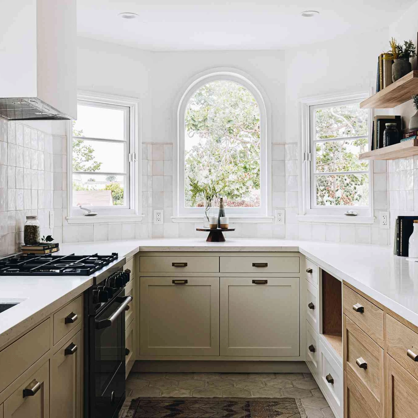 Prima High Gloss U Shape Glass Door Polymer PET Kitchen Cabinets For Villa Ready to Assemble