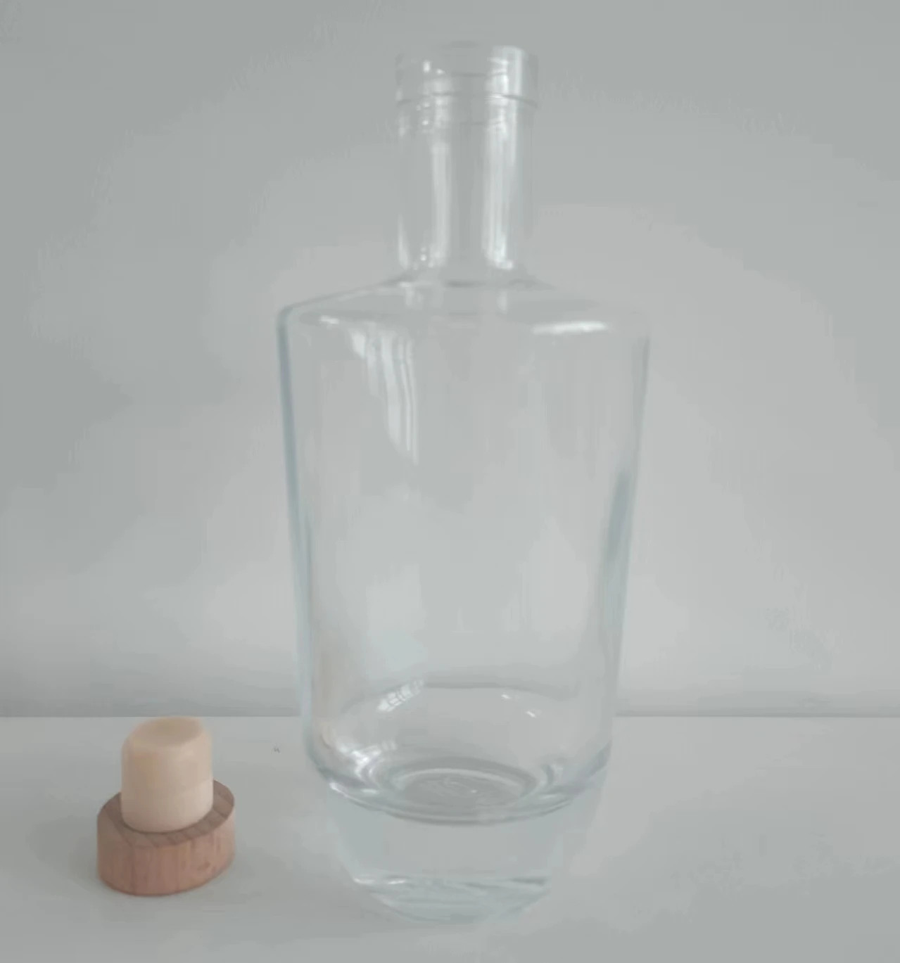 500ml Round  Taper Shape Crystal Liquor  Glass With Wooden top PE Cork Stopper