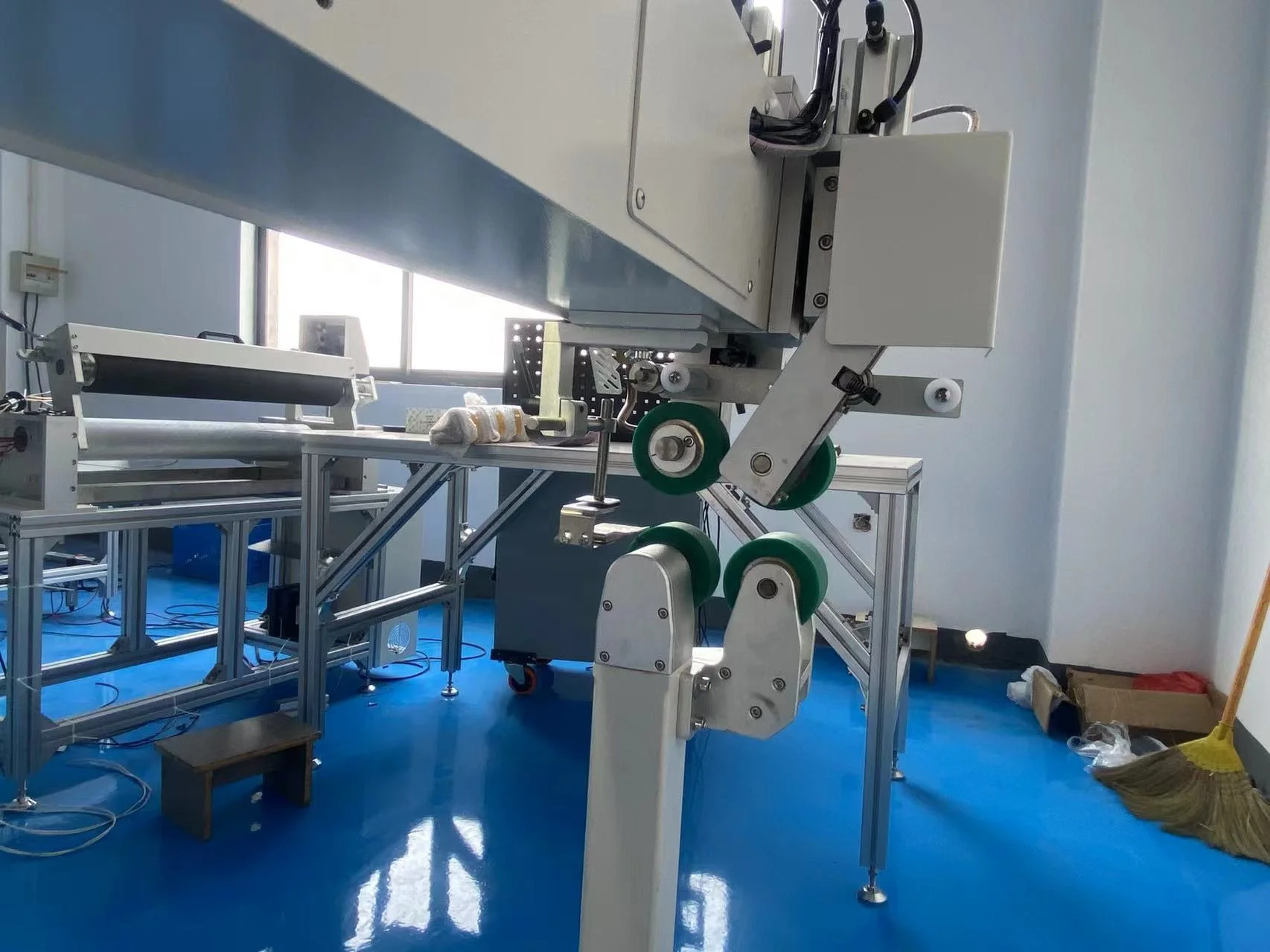 Extended Arm and pulling roller model Hot Air Seam Sealing Machine