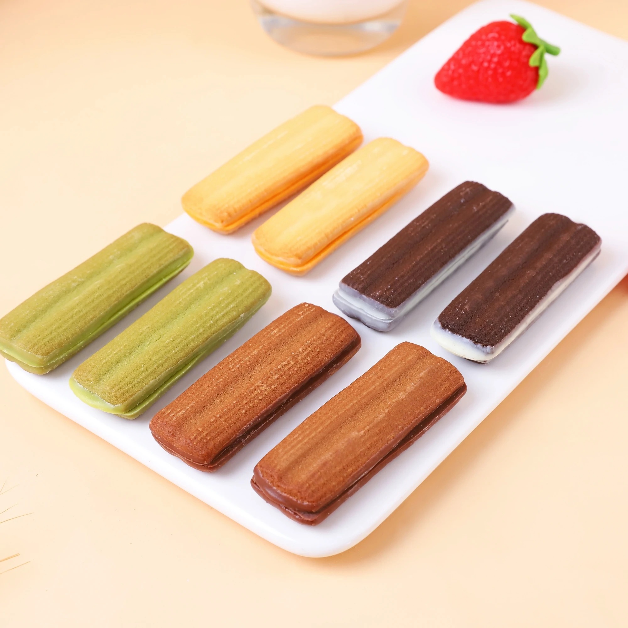 New arrival sandwich filled vanilla strawberry chocolate flavor biscuit 70g