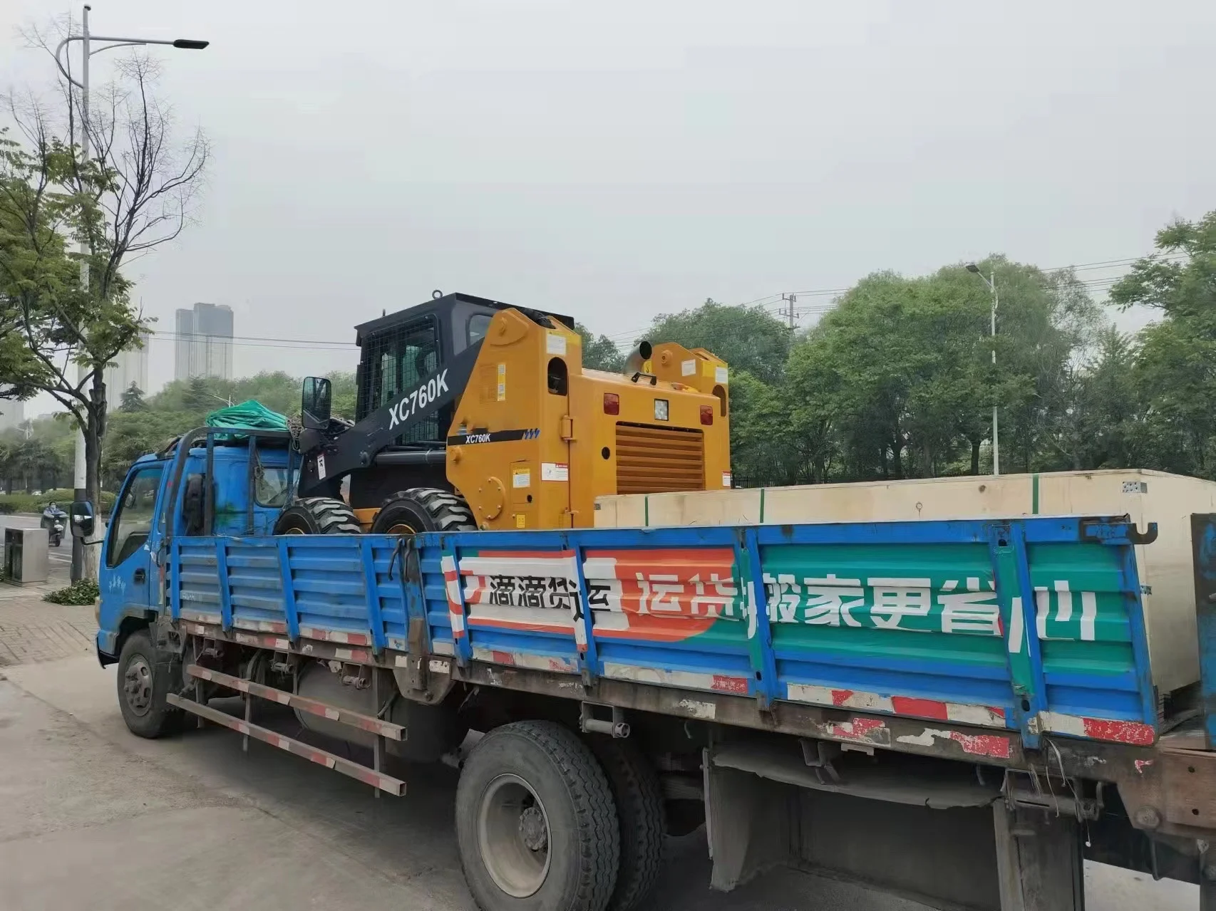 Easy Maintenance Skid Loader XC760K Small Skid Steer Loader with Snow Sweeper for Sale in Russia