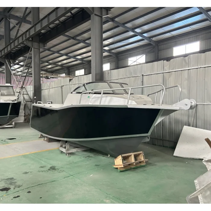 Hot Selling Customizable 5.5m Aluminum Fishing Boats With Center Console Seat Sports Yachts