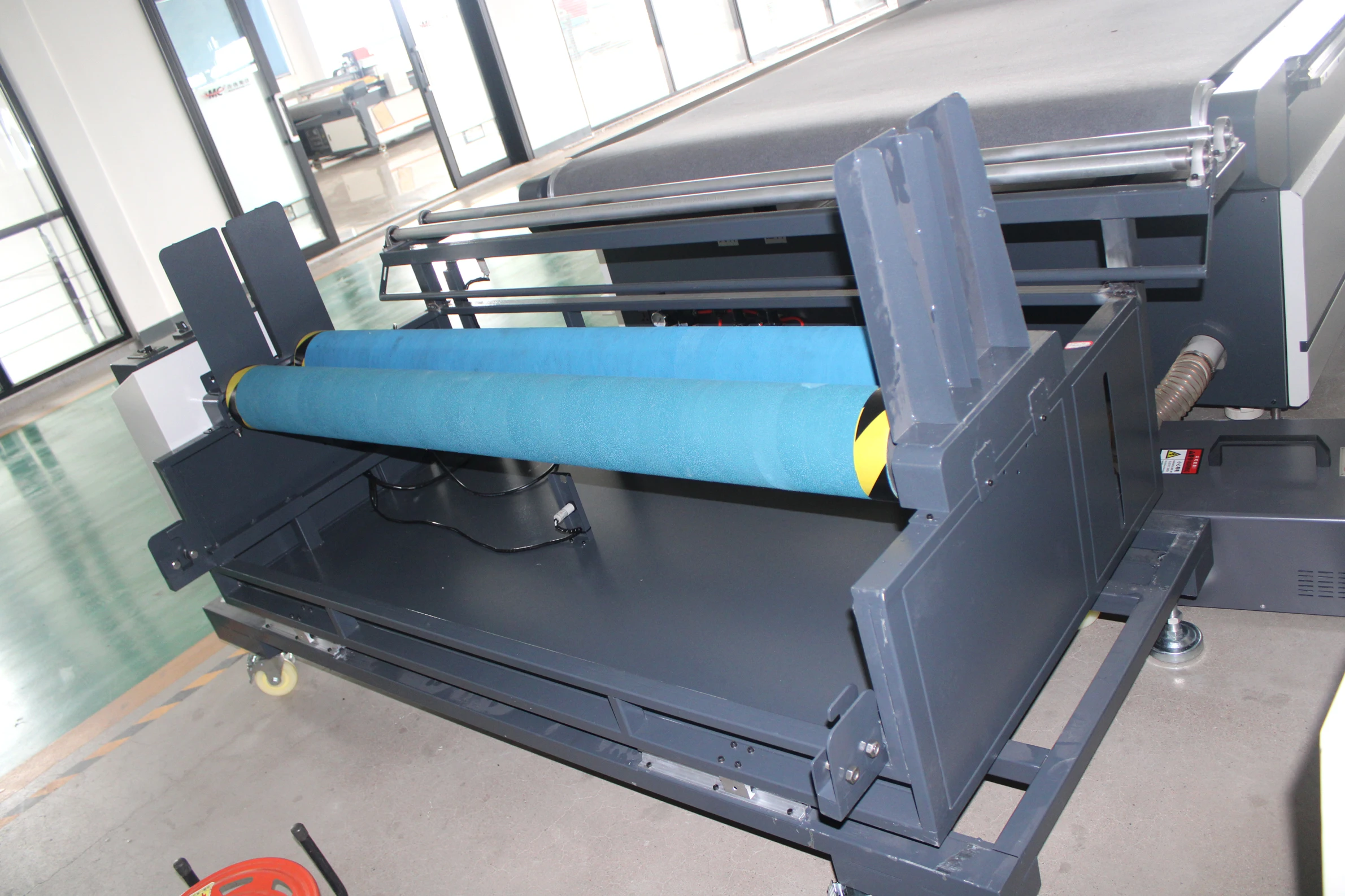 automatic feeding cutting machine with automatic correction bracket for textile cutting  oscillating knife cutting machine