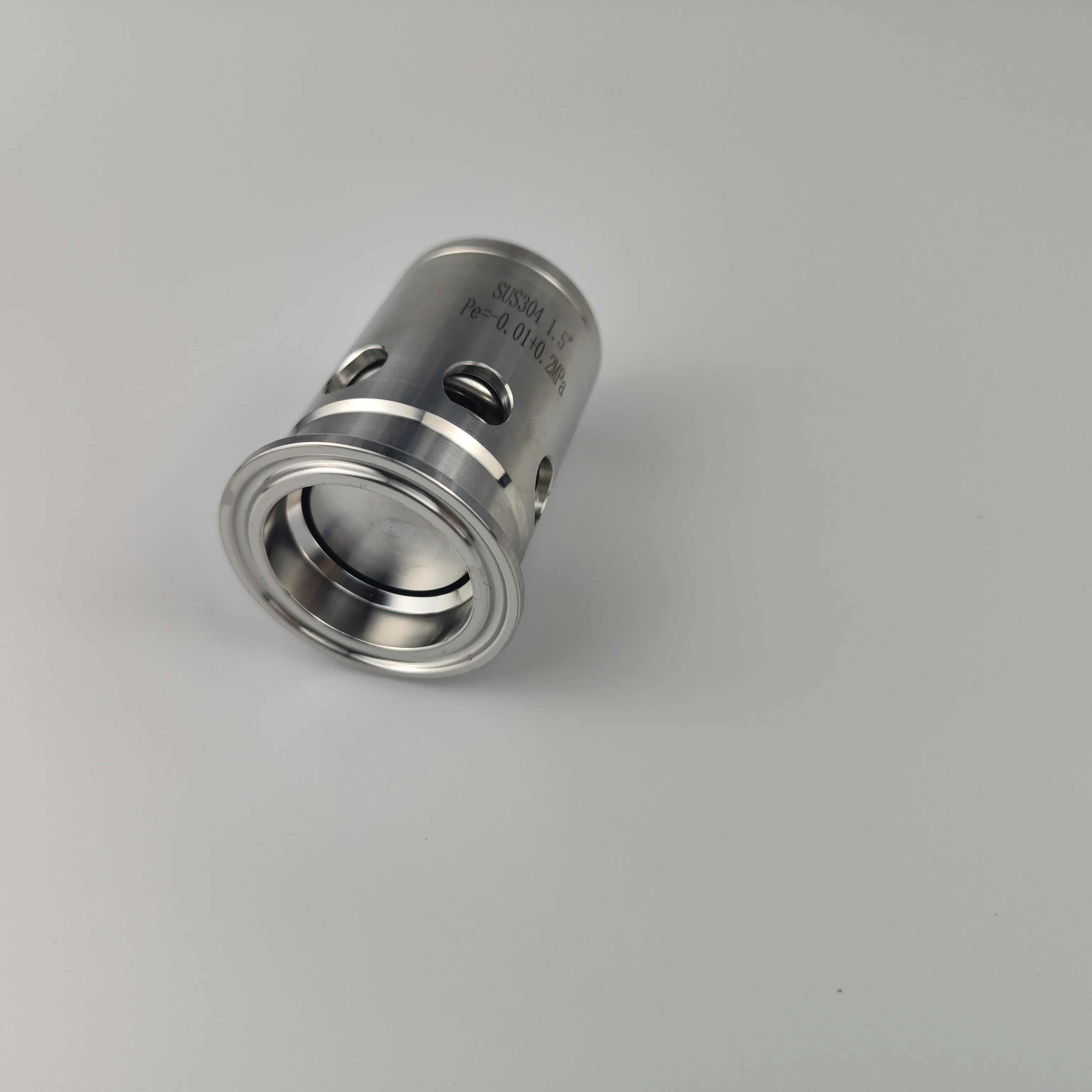 Санитарный вакуумный воздухозапускающий дыхательный клапан трехзажимный санитарный регулируемый для сброса