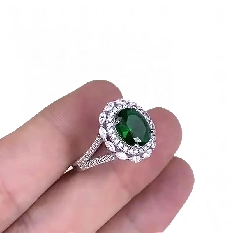  Кольцо из серебра 925 пробы с зеленым изумрудом в форме