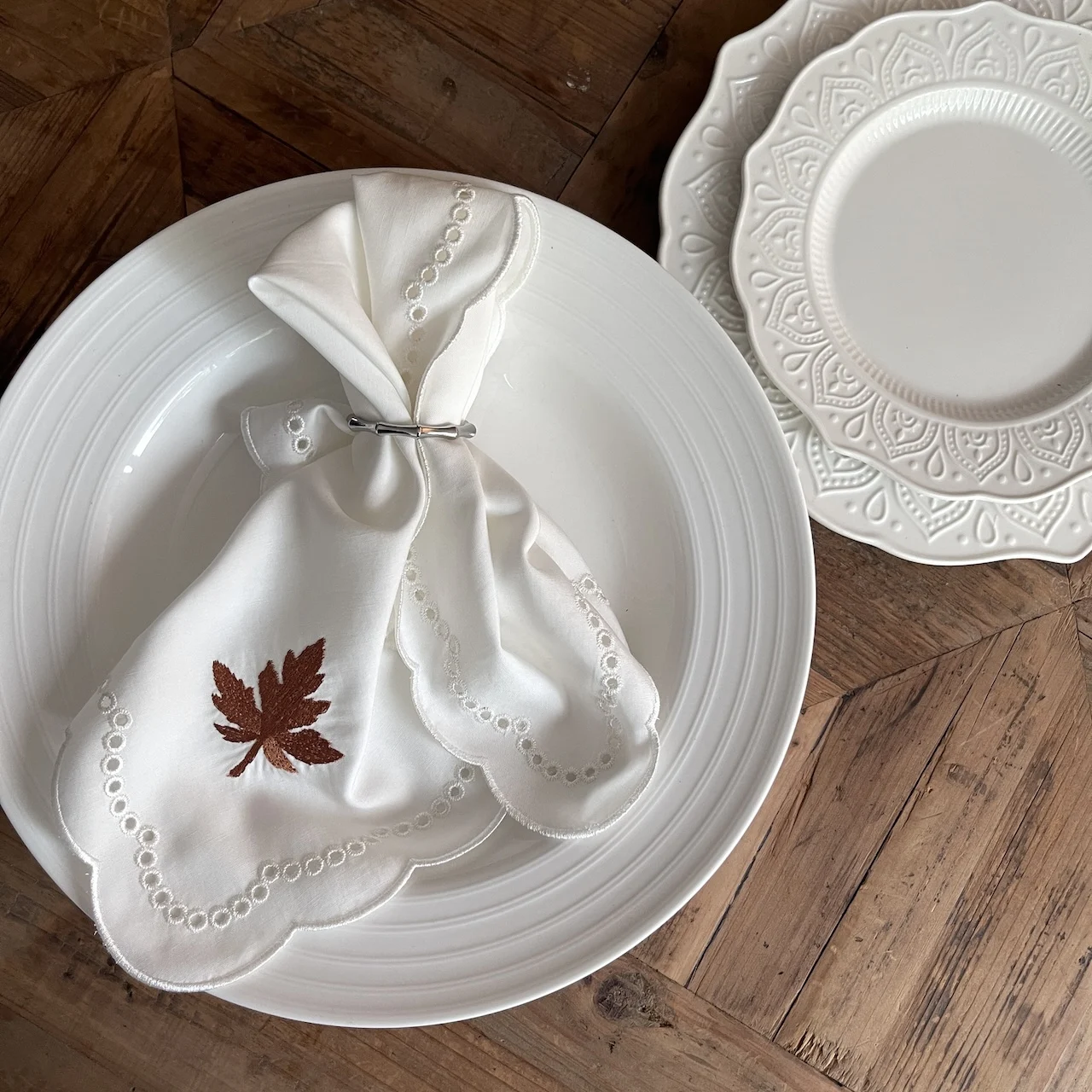 Europe Style Natural Linen Napkin Scallop Hem Laser Embroidered Maple Leaf for Home Dining Table Wedding Party Decoration