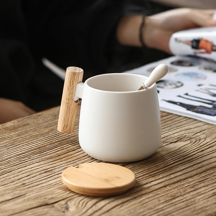 Hot sale gift porcelain mug, lid ceramic cup with lid and spoon, wooden handle ceramic coffee mug