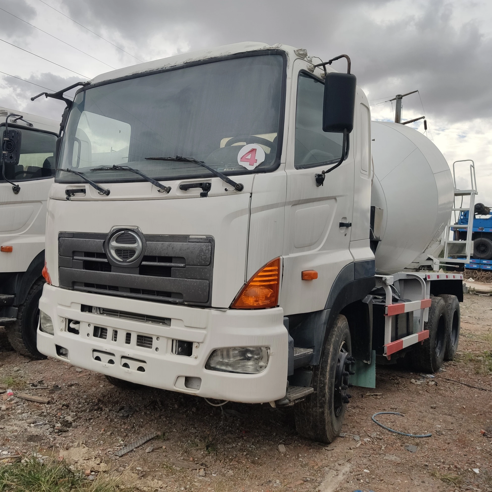 Б/у Бетономешалка Hino 700 для строительной промышленности, б/у, 8 куб. М