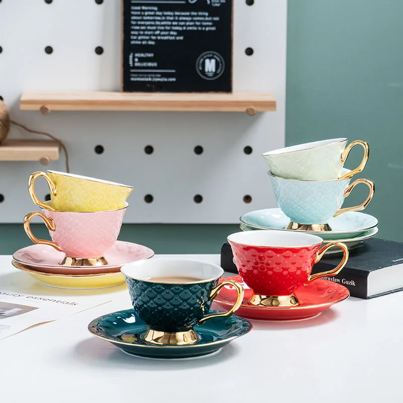 Современные красочные керамические кофейные чашки и блюдца, набор из рельефного фарфорового чайника для отеля