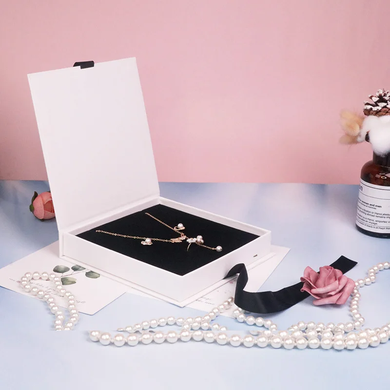 Картонная бумажная шкатулка для ювелирных изделий, кольцо, ожерелье, серьги, набор украшений, упаковочная коробка с лентой, простой новый дизайн, Пользовательский логотип, белый