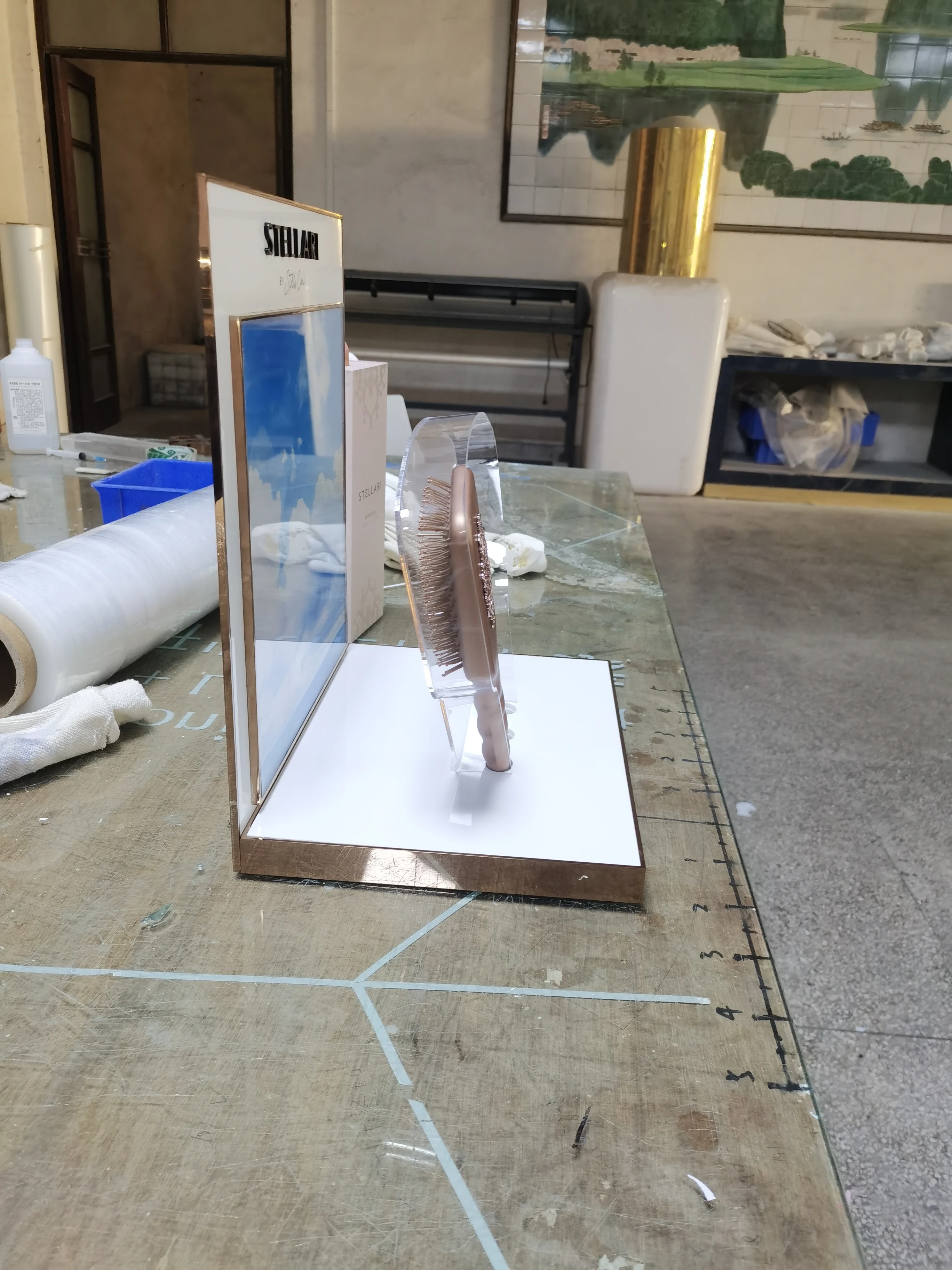 Custom luxury cosmetic display stand high quality beauty make up display stand support custom