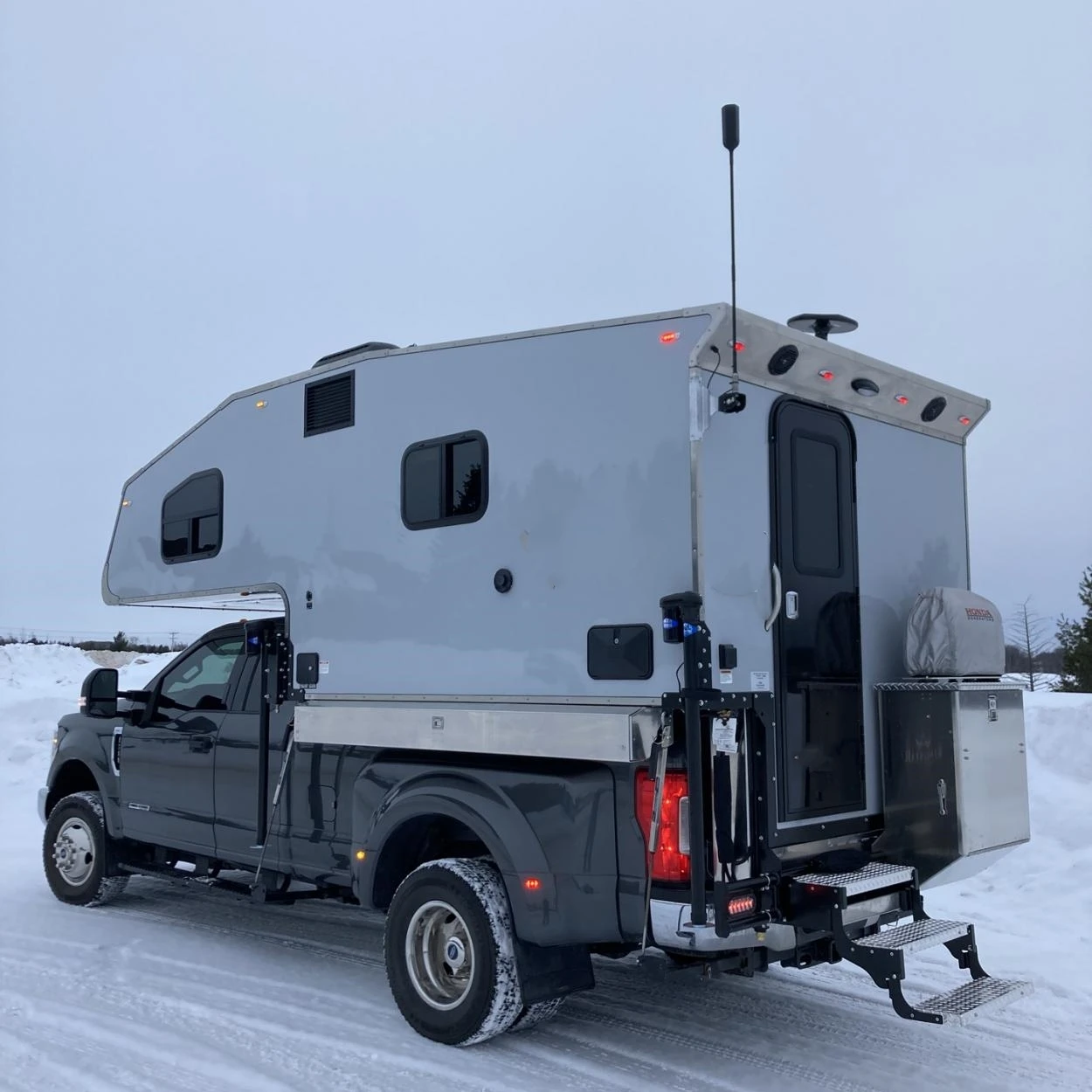 2024 Hot Style Offroad Motorhomes Pop-Up Caravan Concession Truck Camper Shell Slide for Camping and Travel