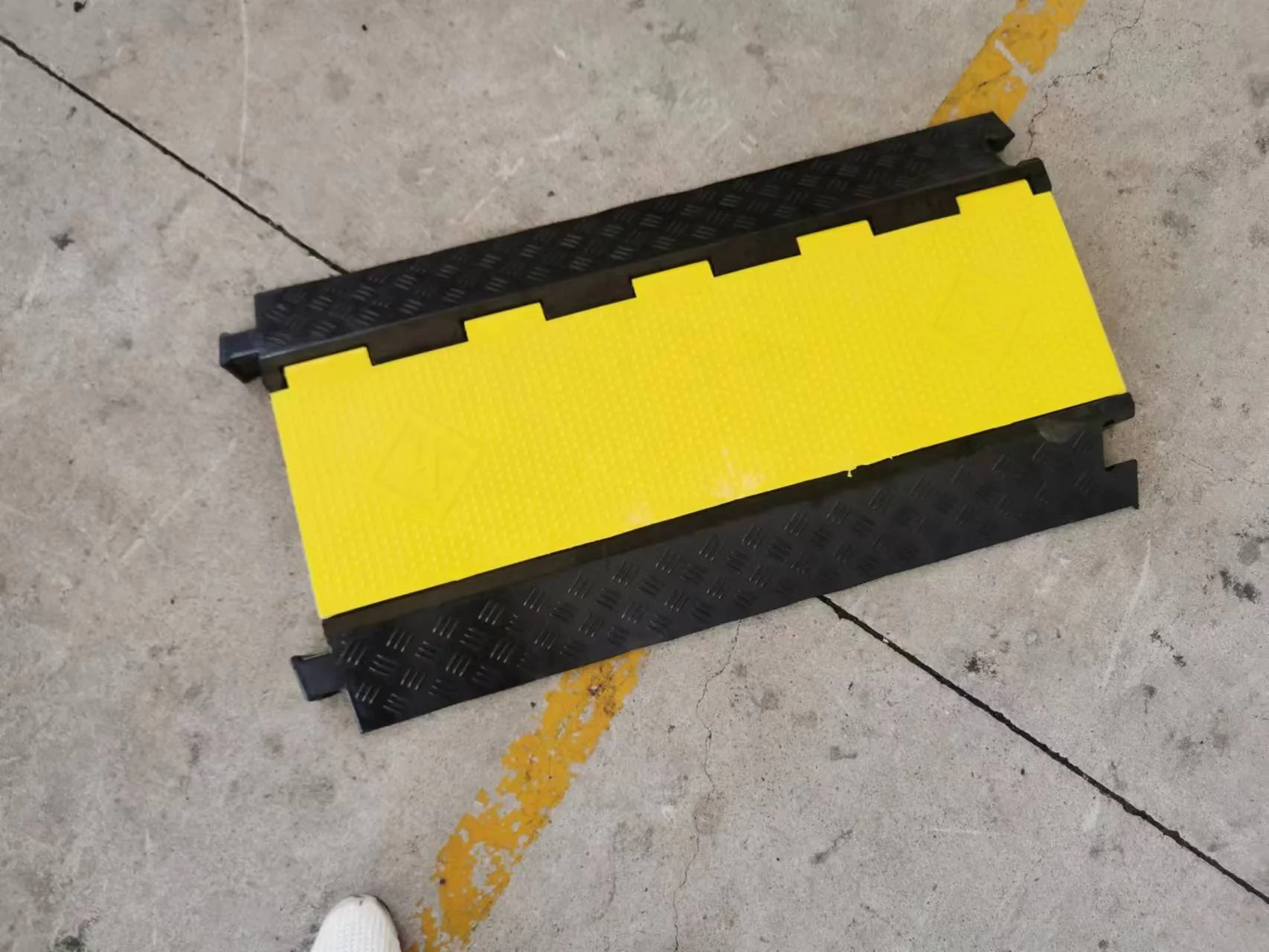 Rubber  Cable Protector Ramp 5 Channel 20000Lbs Load Capacity Traffic Speed Bump Wires Power Lines Extension Cord Indoor outdoor