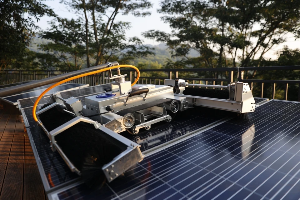 The only one with fully automatic technology lightweight autonomous solar panel cleaning robot