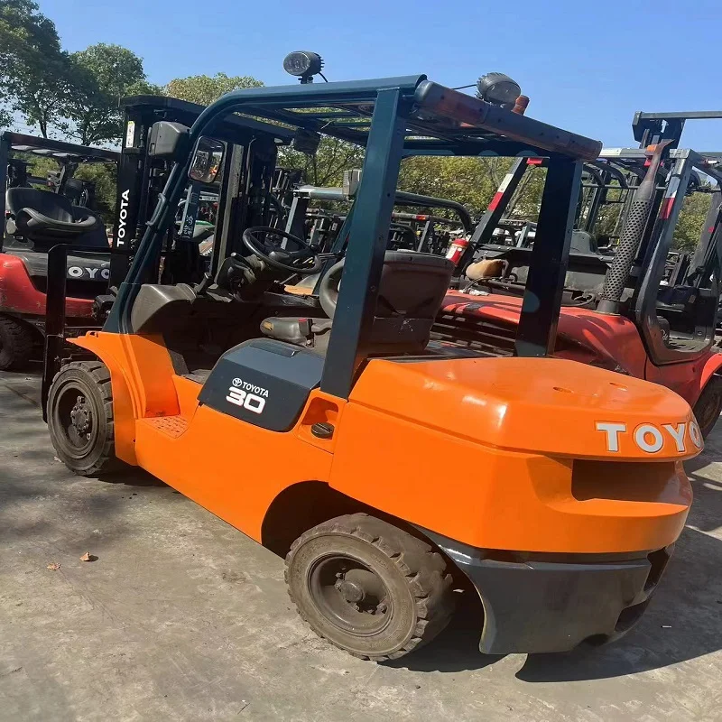 Used 3 ton Toyota FD30 forklift trucks for cargo handling selling well in Malaysia