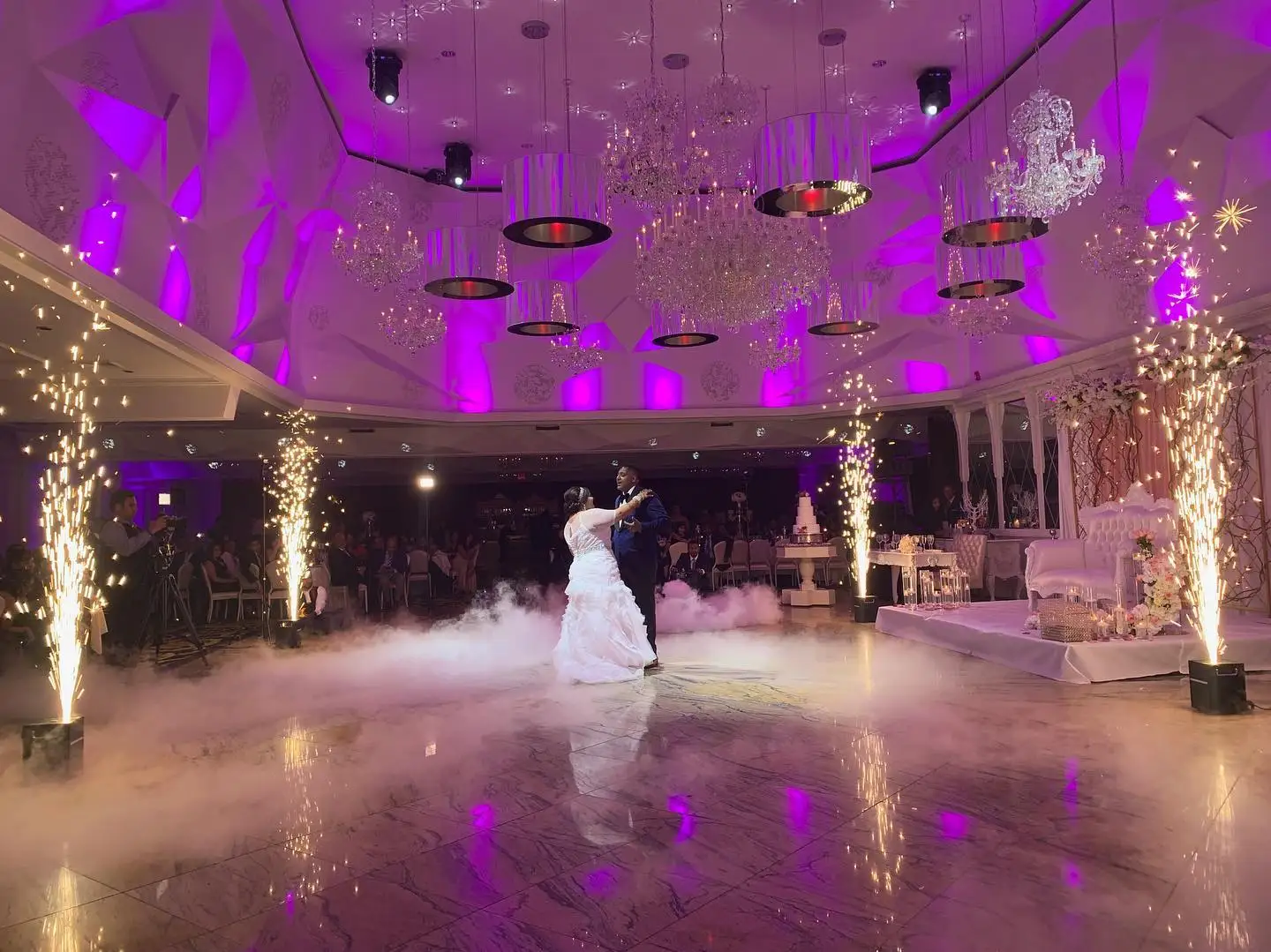 V-Show 4pcs With Flightcase Remote Control 650W Sparkler Machine Cold Spark Firework Machine For Wedding