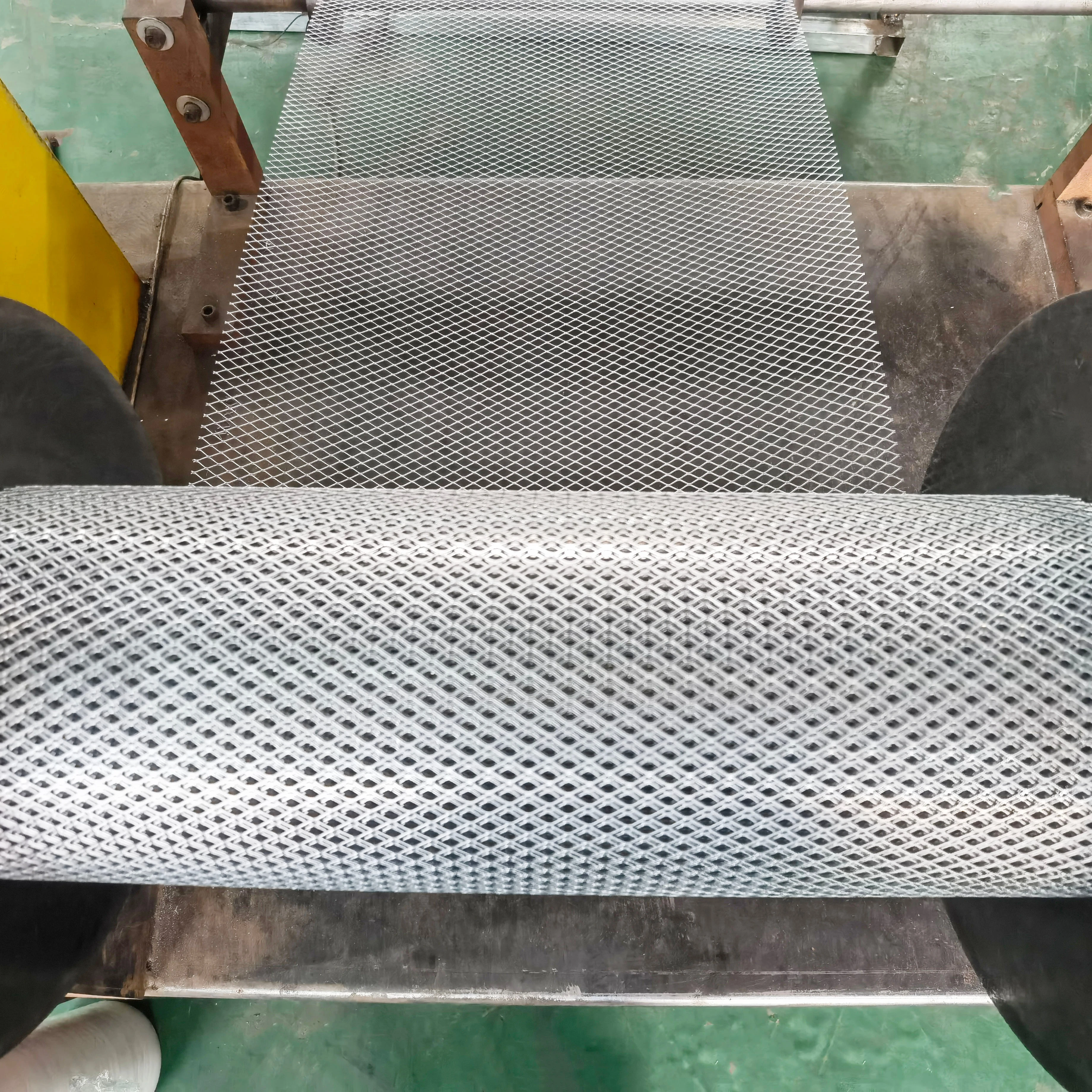 OEM of expanded metal mesh for air filter cartridge and Fence  panels  grids walkways Protections  barres