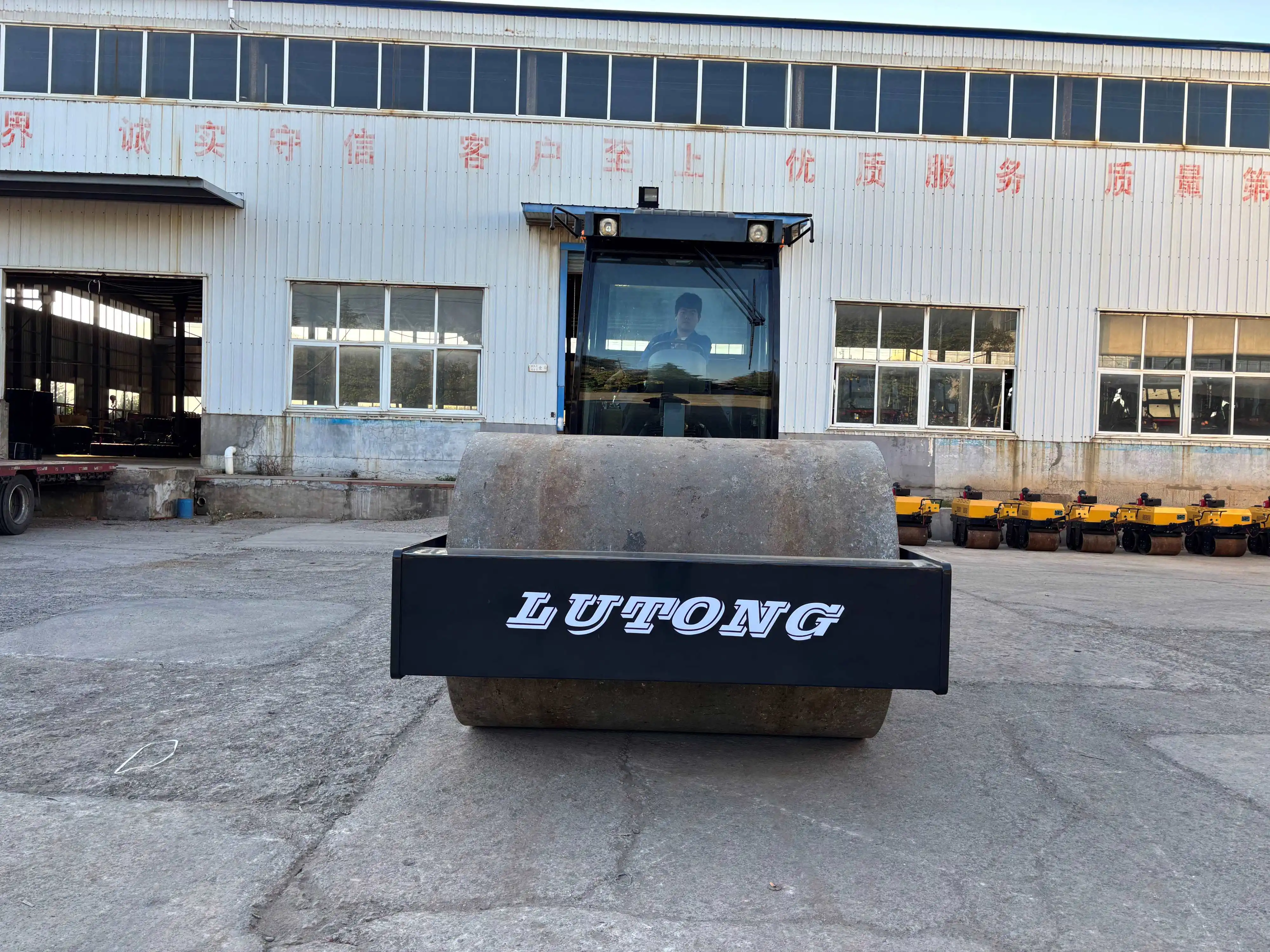 Convenient assistant roadmaking machinery 14ton Hydraulic single Drum 326N/CM Vibratory Road Roller LTC203 for sale