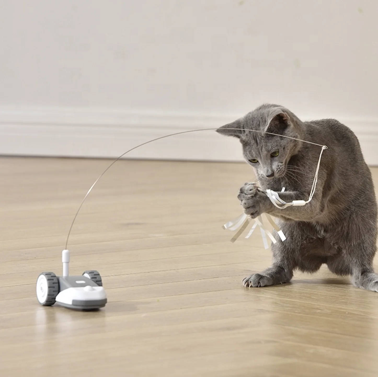 Hot Selling 360 Degree Rotating USB Charging Smart Feather Teaser Interactive Rattling Mouse Toys for Cat