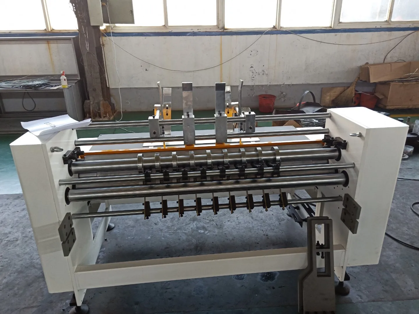 Automatic cardboard assemble partition machine / corrugated paperboard partition slotter