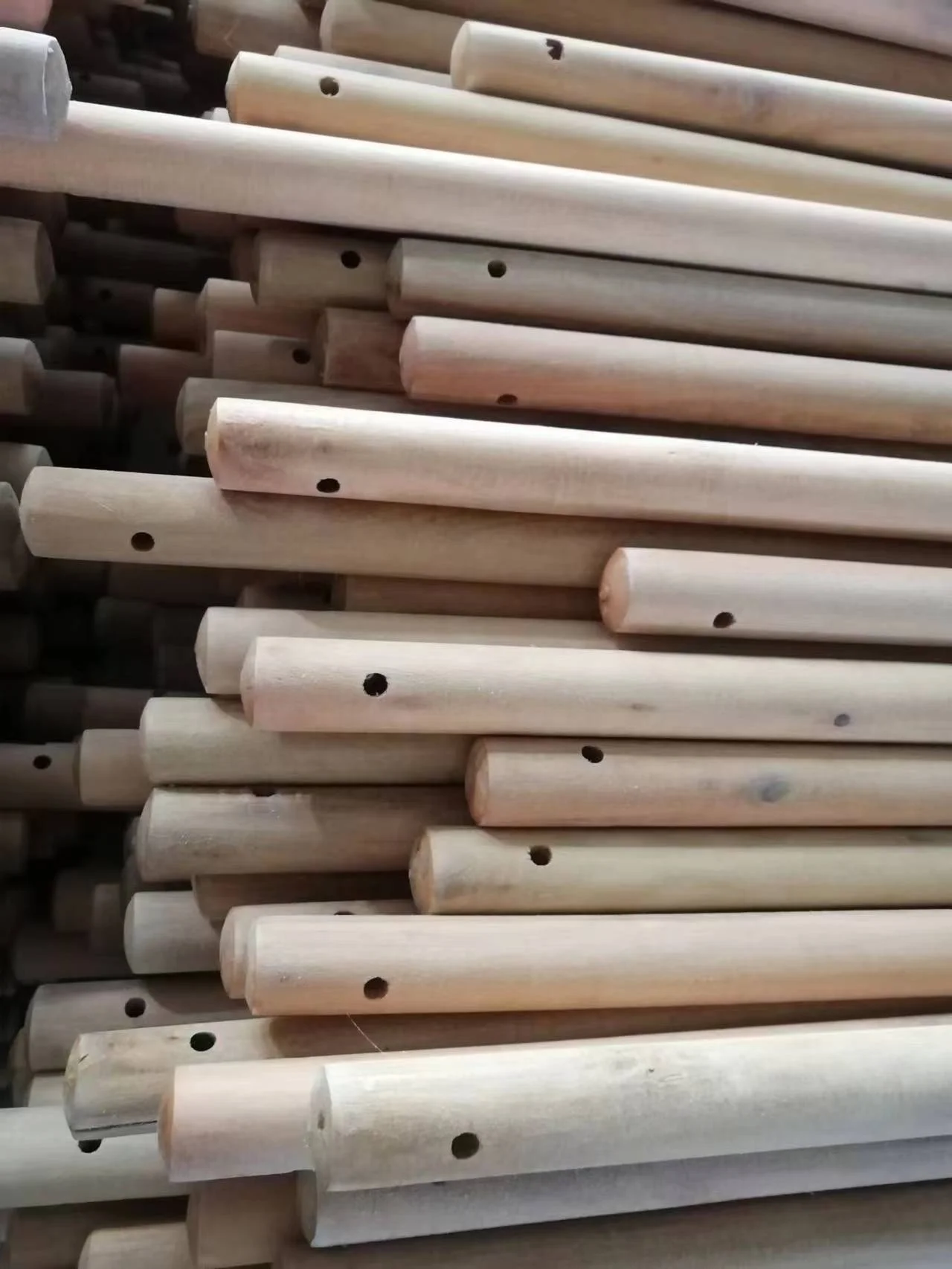 China supplier housekeeping cleaning wood material mop stick handles wooden stick for brooms