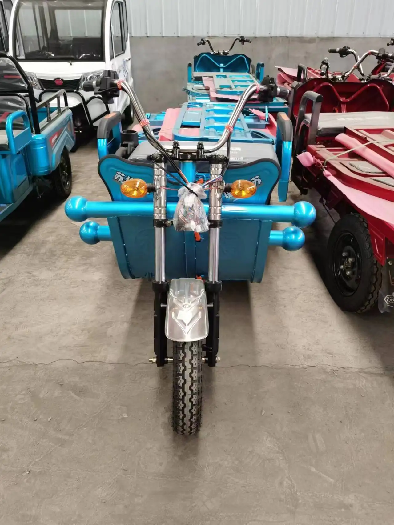 Efficient transport tool, powerful motor, electric cargo tricycle, large load capacity, for short-distance delivery