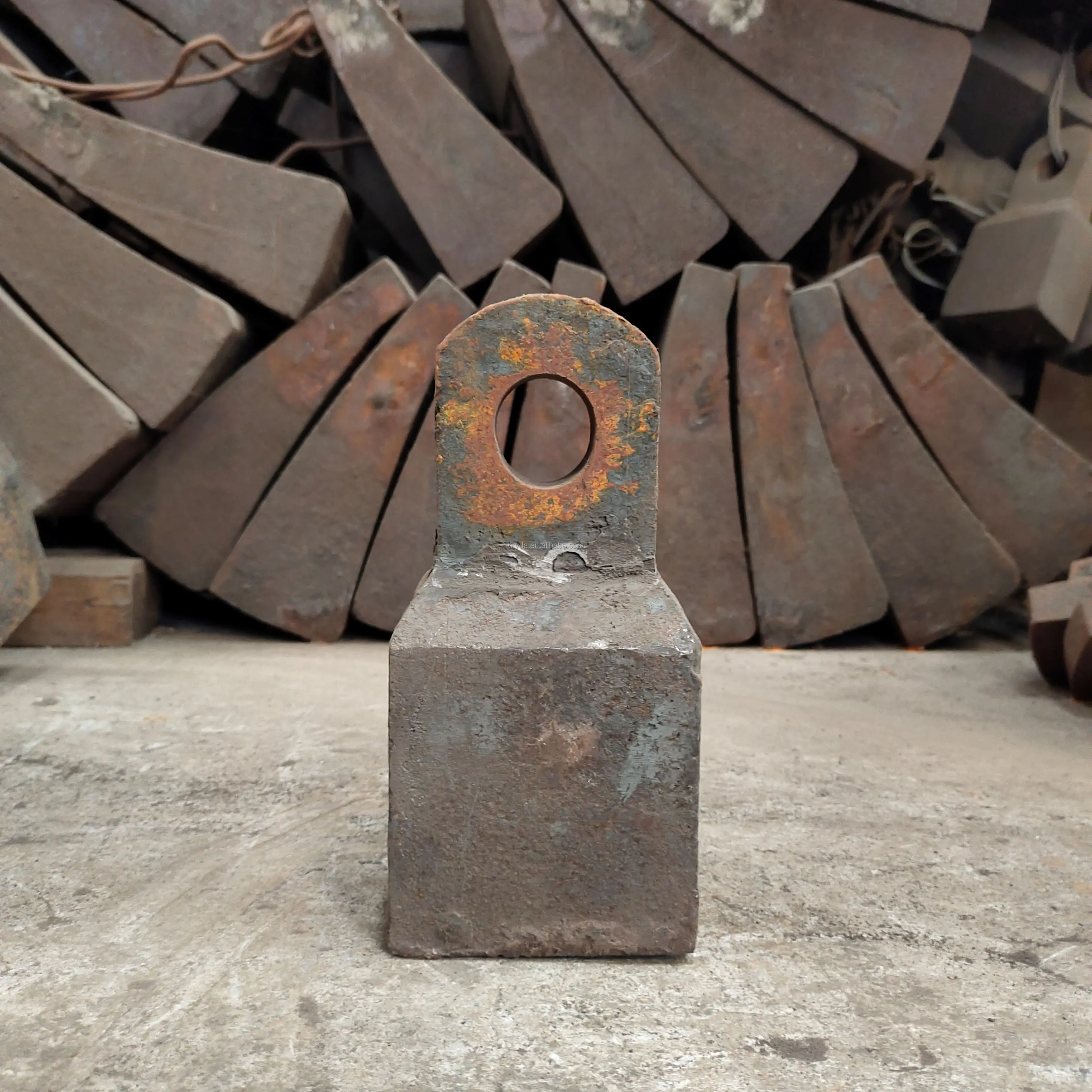 Alloy casting crusher parts crushing equipment hammer head wear-resistant