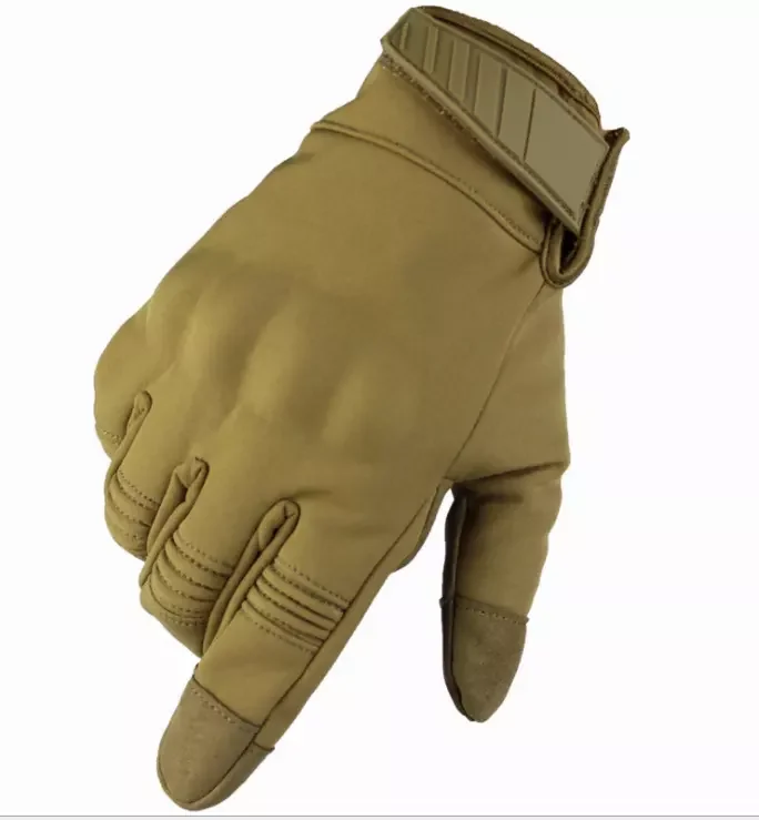 The factory has a daily output of over 6,000 cheap cold-resistant green tactical equipment.