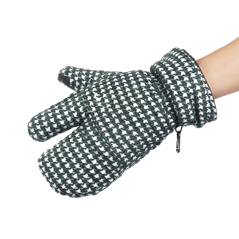 Low price Wholesale  Non-slip windproof custom  Winter warm gloves for men and women