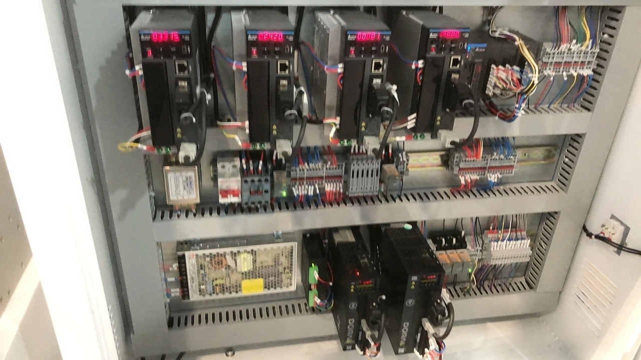 High speed auto loading toothbrush making machine