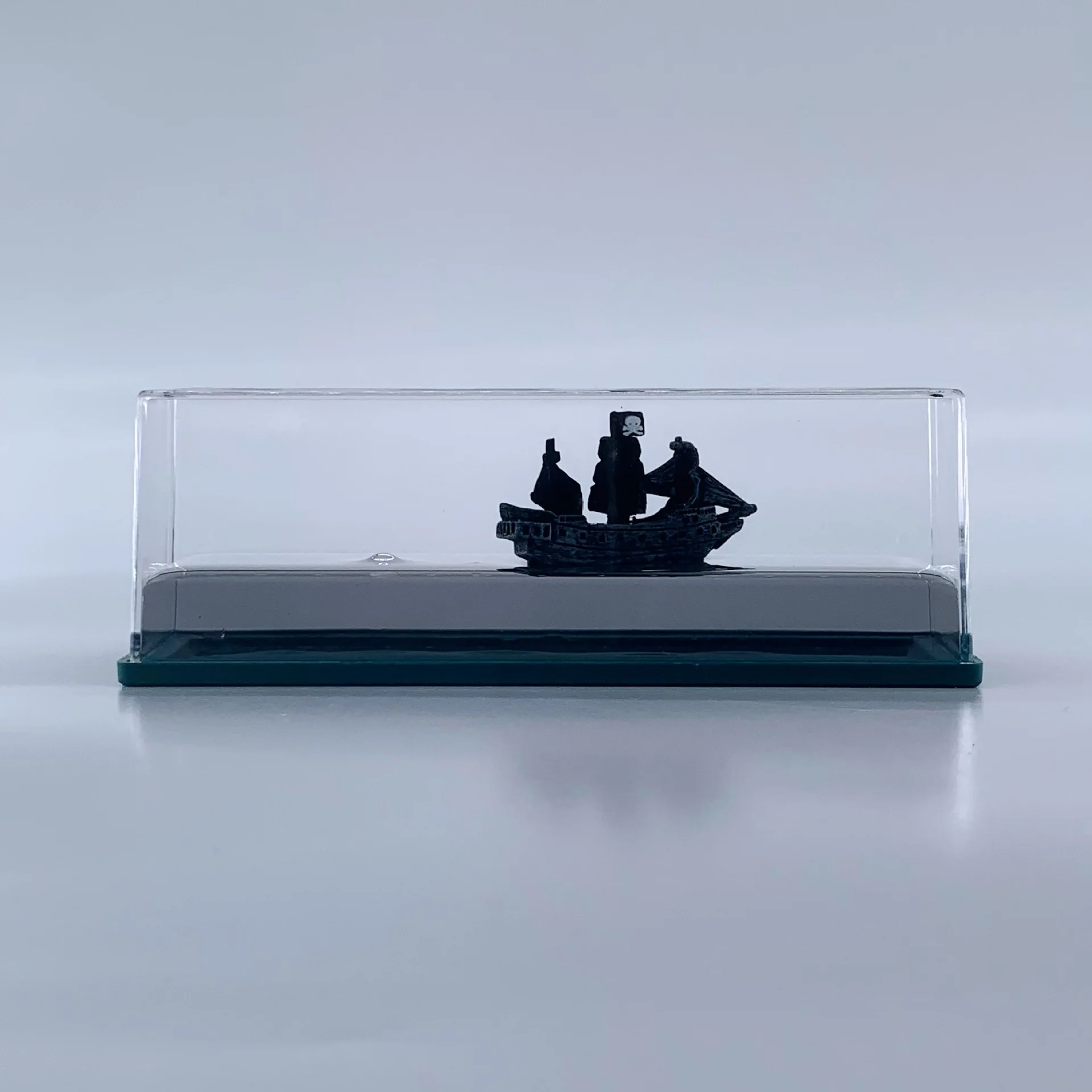 Creative Acrylic Floating Cruise Ship Ornament Liquid Paperweight Desk Toy Unique Iceberg Boat Shape Knick-Knacks