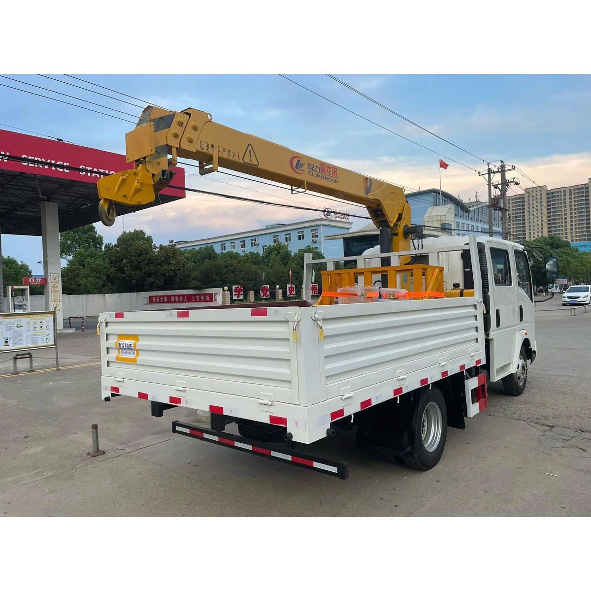 Sinotruk HOWO 4X2 Double Row 3 Ton Crane Truck