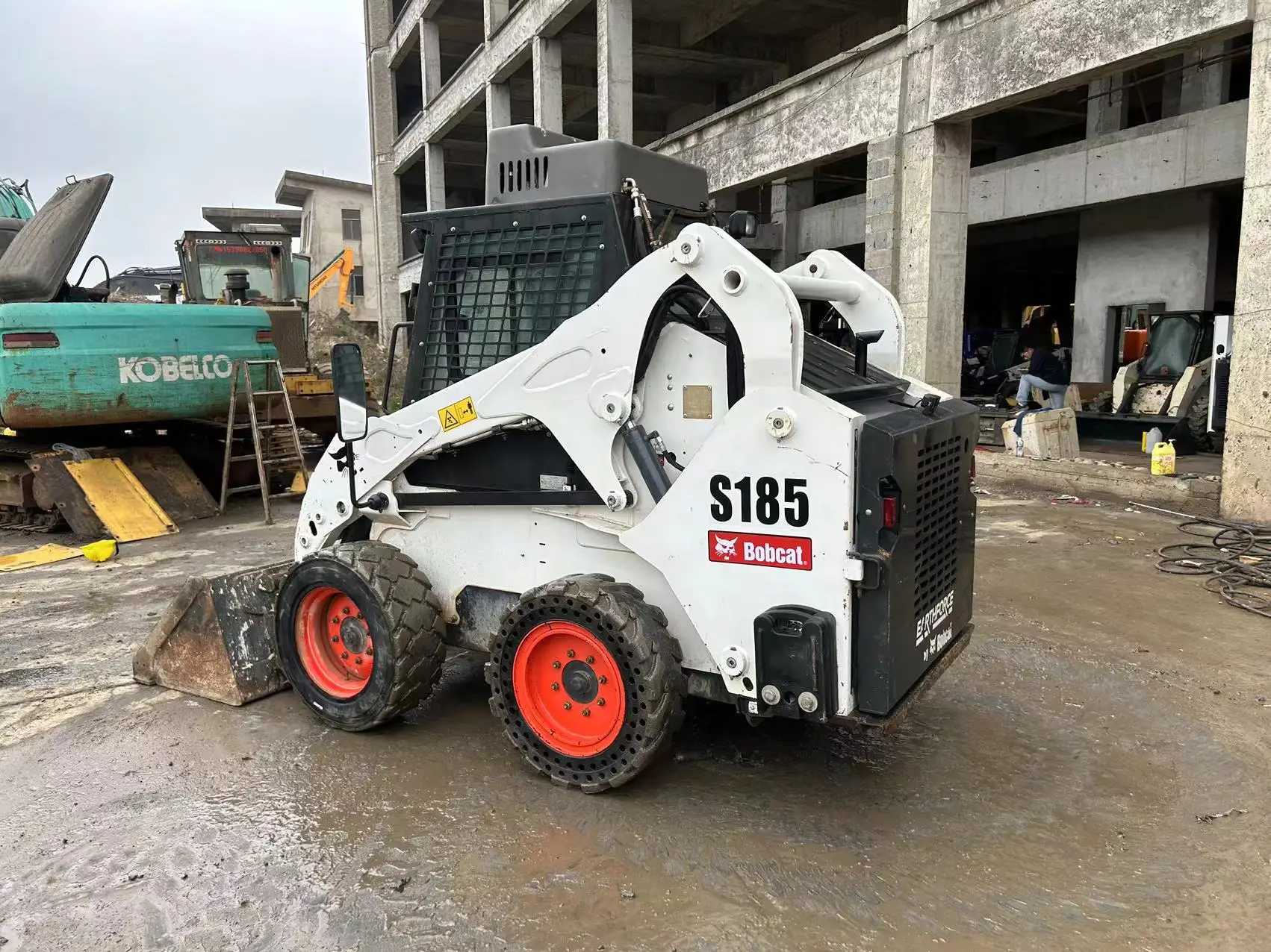 Б/у Bobcat погрузчик с бортовым поворотом S18