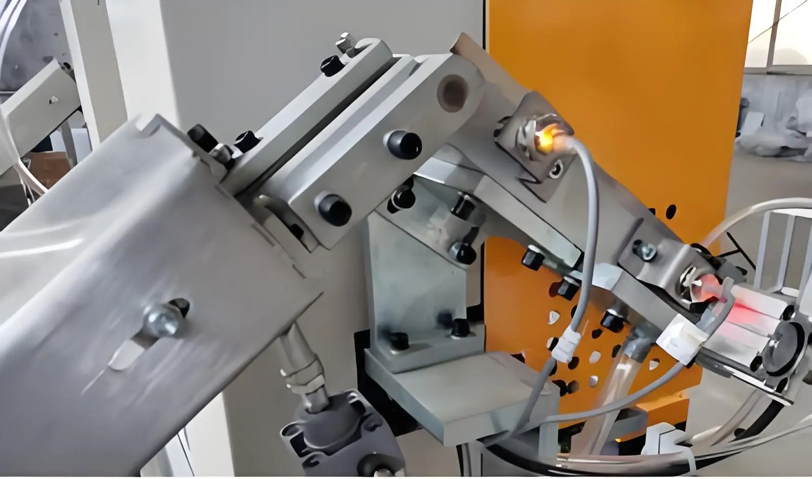 Automatic Locking Screw Machine Desktop Robot for Window and Door Making Screw Tightening