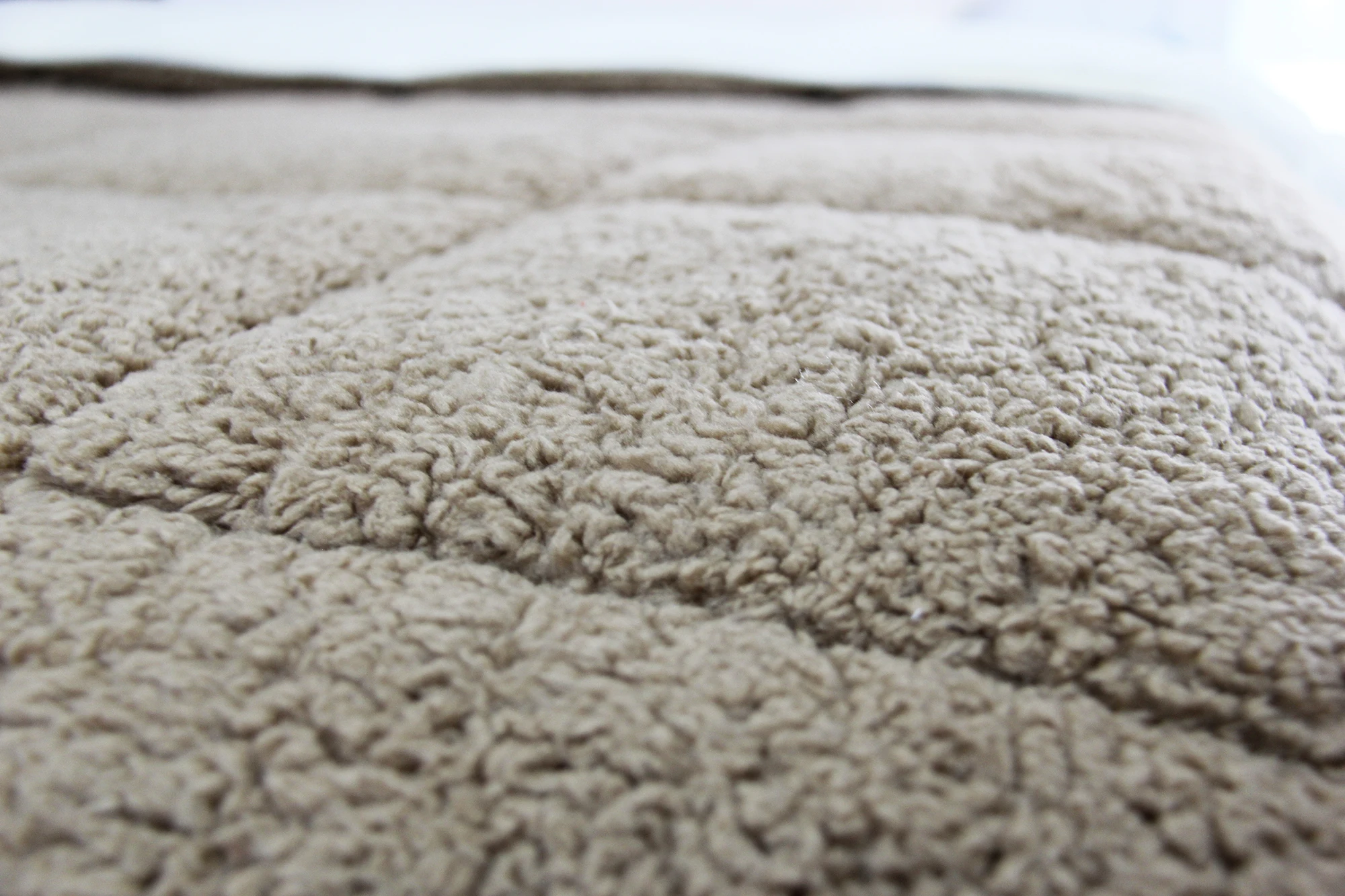 South America Hotsale Super Soft 100% Polyester Solid Lamb Flannel Fleece Winter Blanket Bed Quilt Comforter for Home