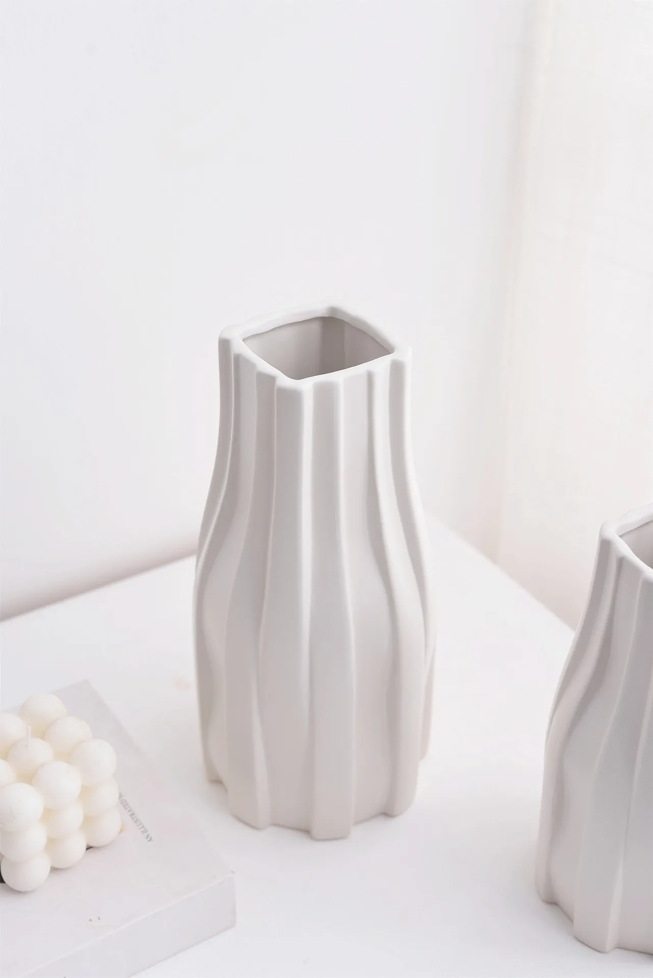 2023 new arrival Simple and silent style glazed sub-flat ceramic vase, modern porcelain vase decoration