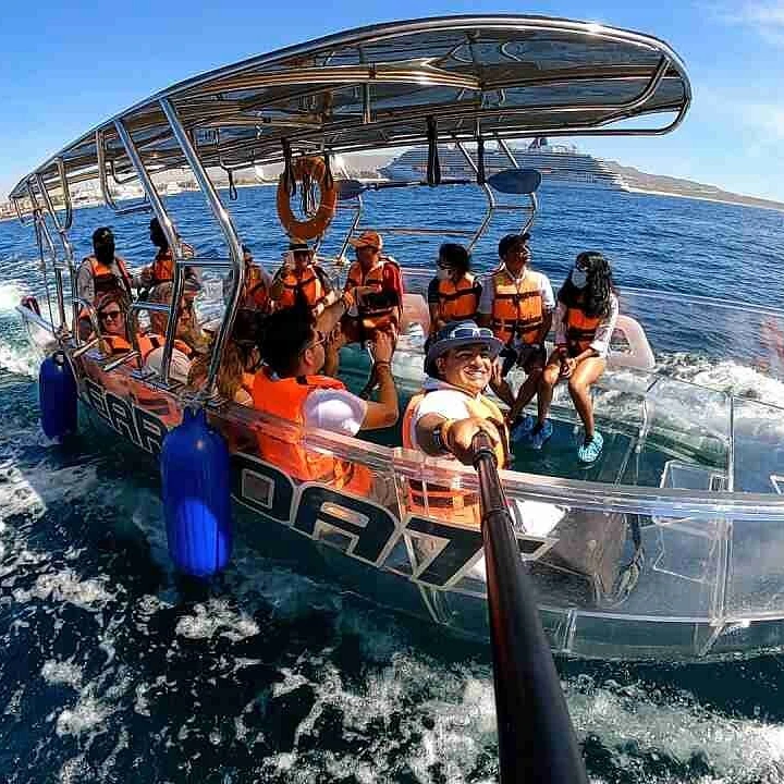 Medium-sized plastic rowing transparent yacht with original imported Yamaha engine of high quality for 8-10 people