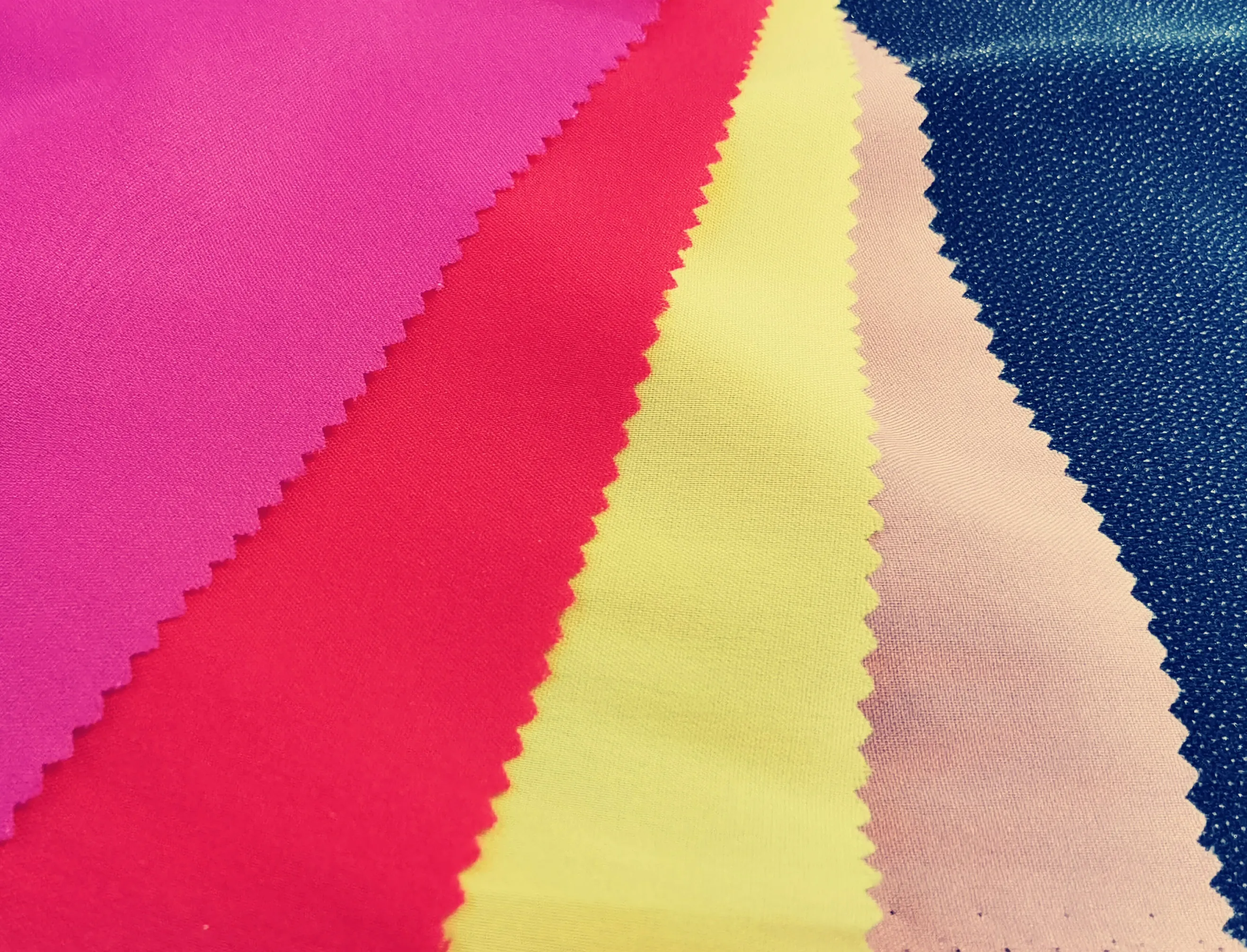 Цветной тканый плавкий прокладочный материал PES 1/1 простой, подходит для различных видов детской или женской одежды